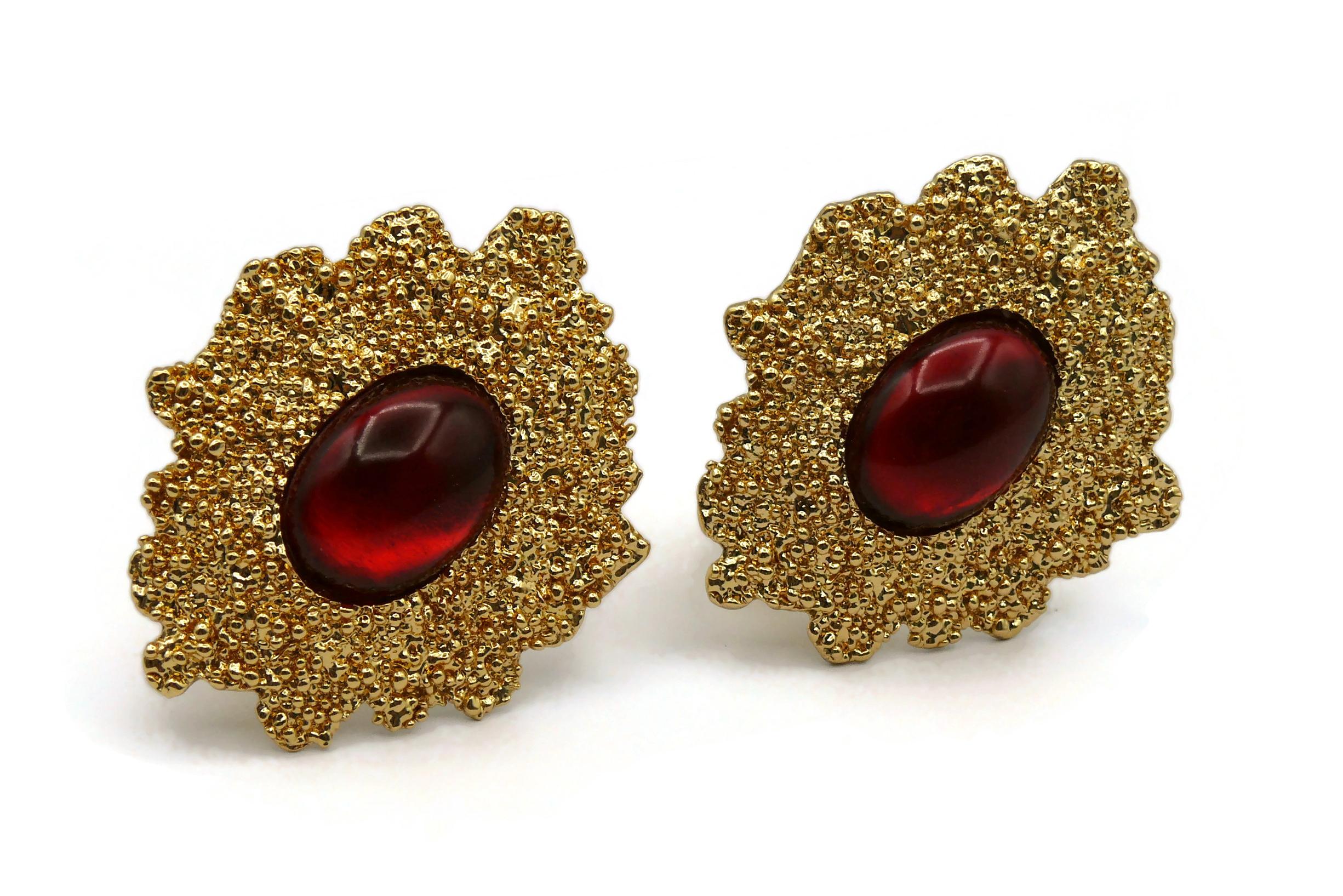 YVES SAINT LAURENT YSL Vintage Red Cabochon Textured Clip-On Earrings In Good Condition For Sale In Nice, FR