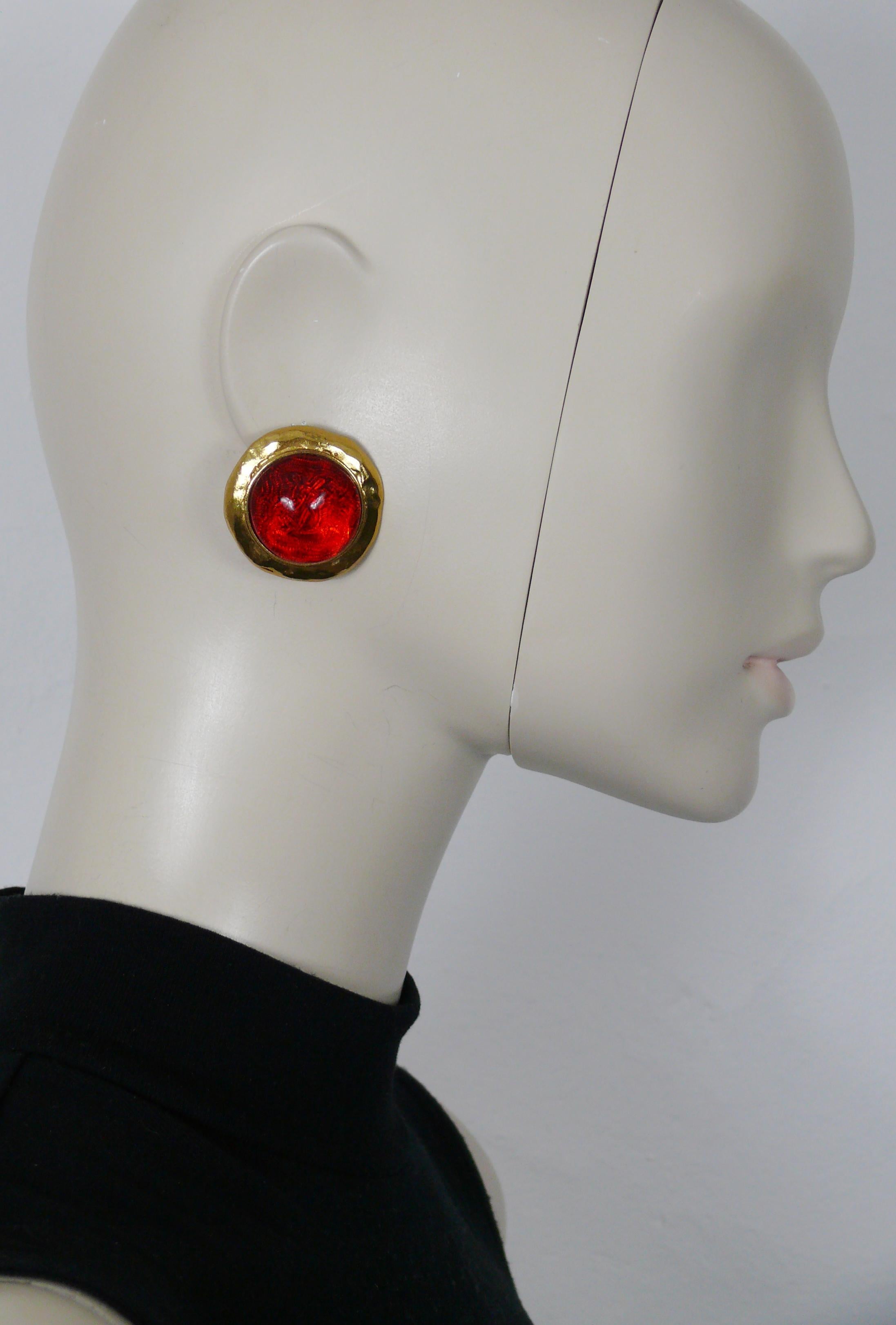 YVES SAINT LAURENT vintage textured gold toned clip-on earrings featuring a red domed resin cabochon with YSL logo inlaid.

Embossed YSL Made in France.

Indicative measurements : approx. 3.3 cm x 3.3 cm (1.30 inches x 1.30 inches).

Weight per