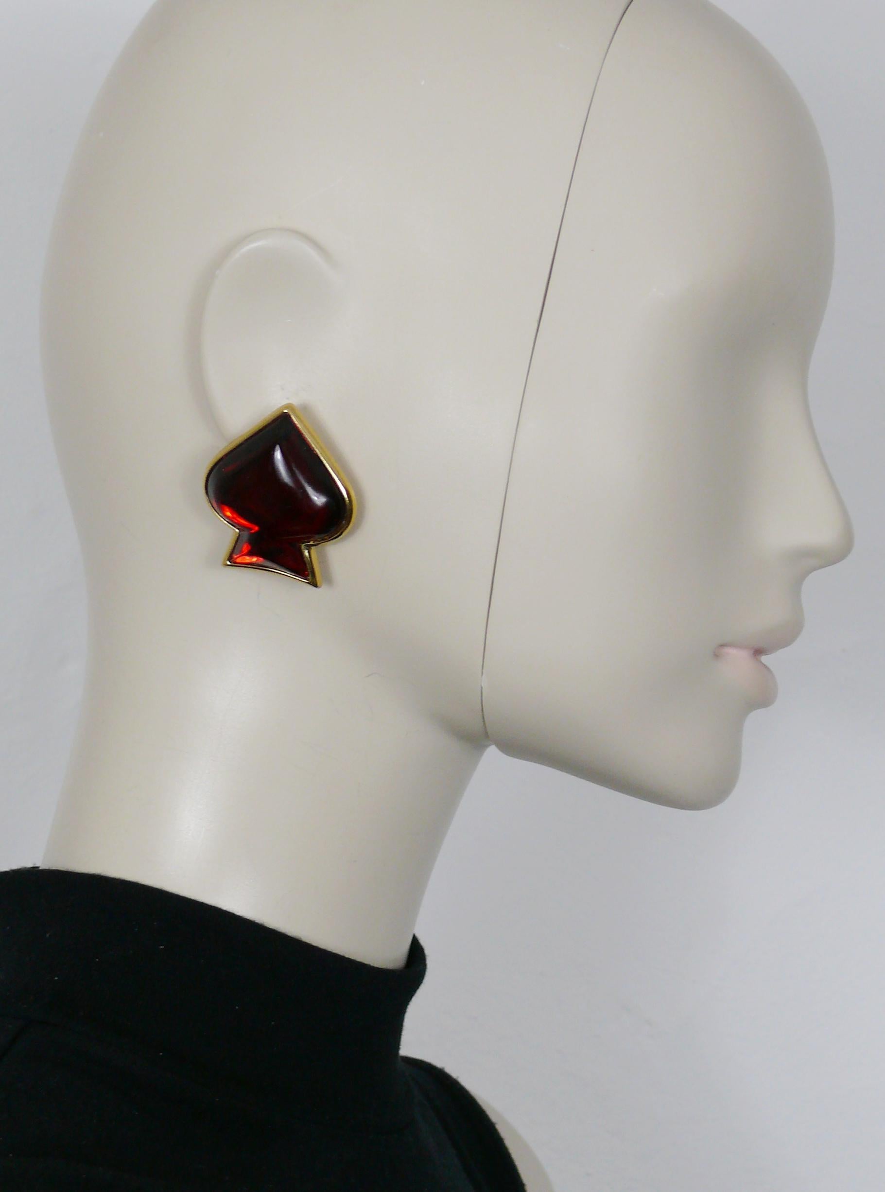 YVES SAINT LAURENT Vintage Spade Clip-Ohrringe mit roter Harzeinlage in goldfarbener Fassung.

Geprägtes YSL Made in France.

Ungefähre Maße: Höhe ca. 4 cm (1,57 Zoll) / max. Breite ca. 3,5 cm (1,38 Zoll).

Gewicht pro Ohrring: ca. 18