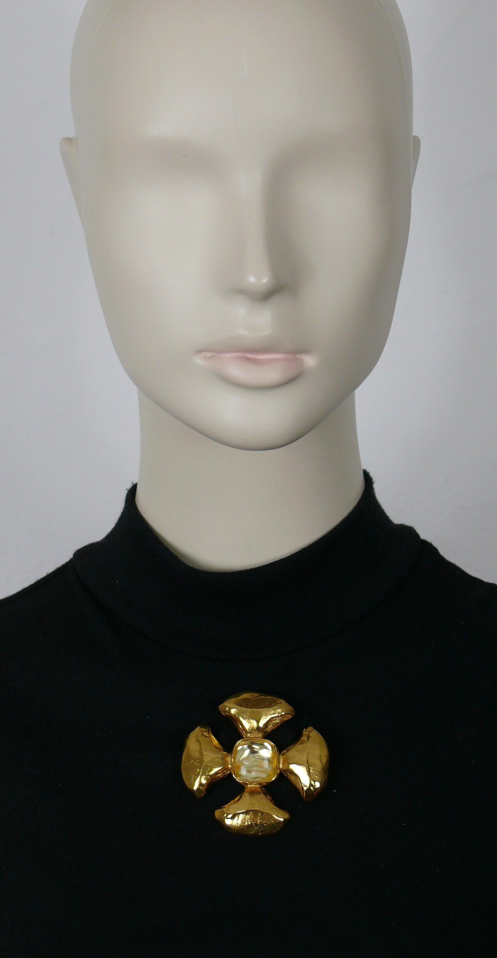 YVES SAINT LAURENT vintage gold tone textured Maltese cross brooch/pendant featuring a light yellowish topaz color poured resin cabochon in the center.

Can be worn as a pendant.

Embossed YSL Made in France.

Indicative measurements : approx. 5.9
