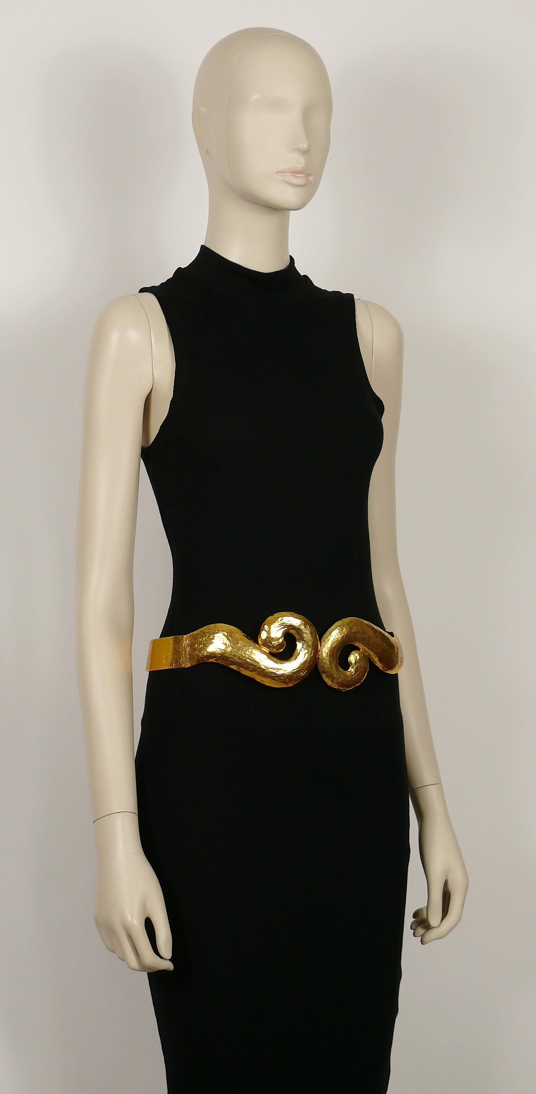 Yves Saint Laurent YSL Vintage Rigid Gold Toned Arabesque Hammered Belt In Good Condition In Nice, FR