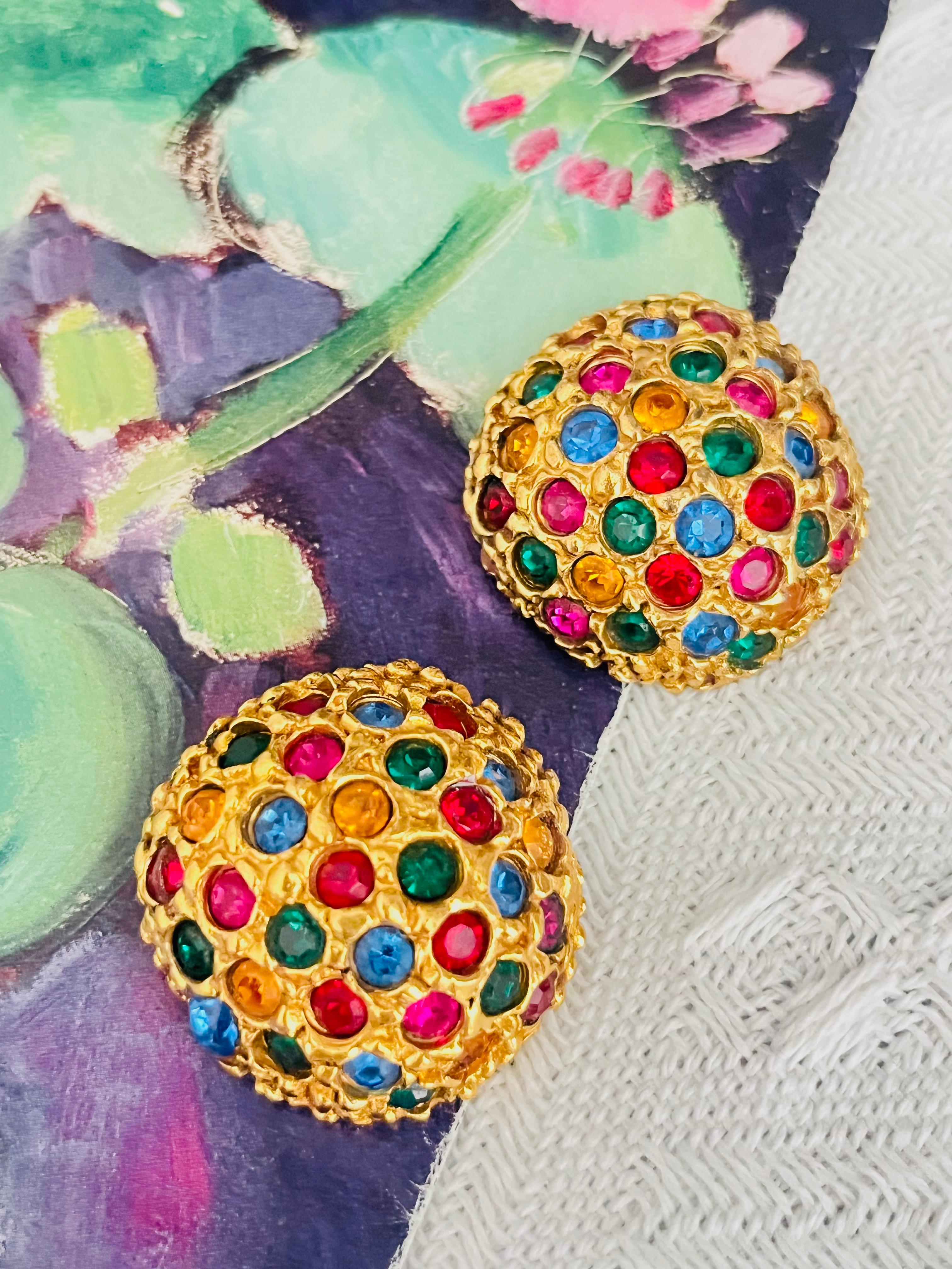 Yves Saint Laurent YSL Vintage Arty Ruby Red Emerald Green Sapphire Blue Navy Citrine Yellow Fuchsia Pink Multicolour Round Circle Dome Openwork Elegant Modernist Chunky Statement Clip Earrings, Gold Tone

Very good condition. Not any stones lost,