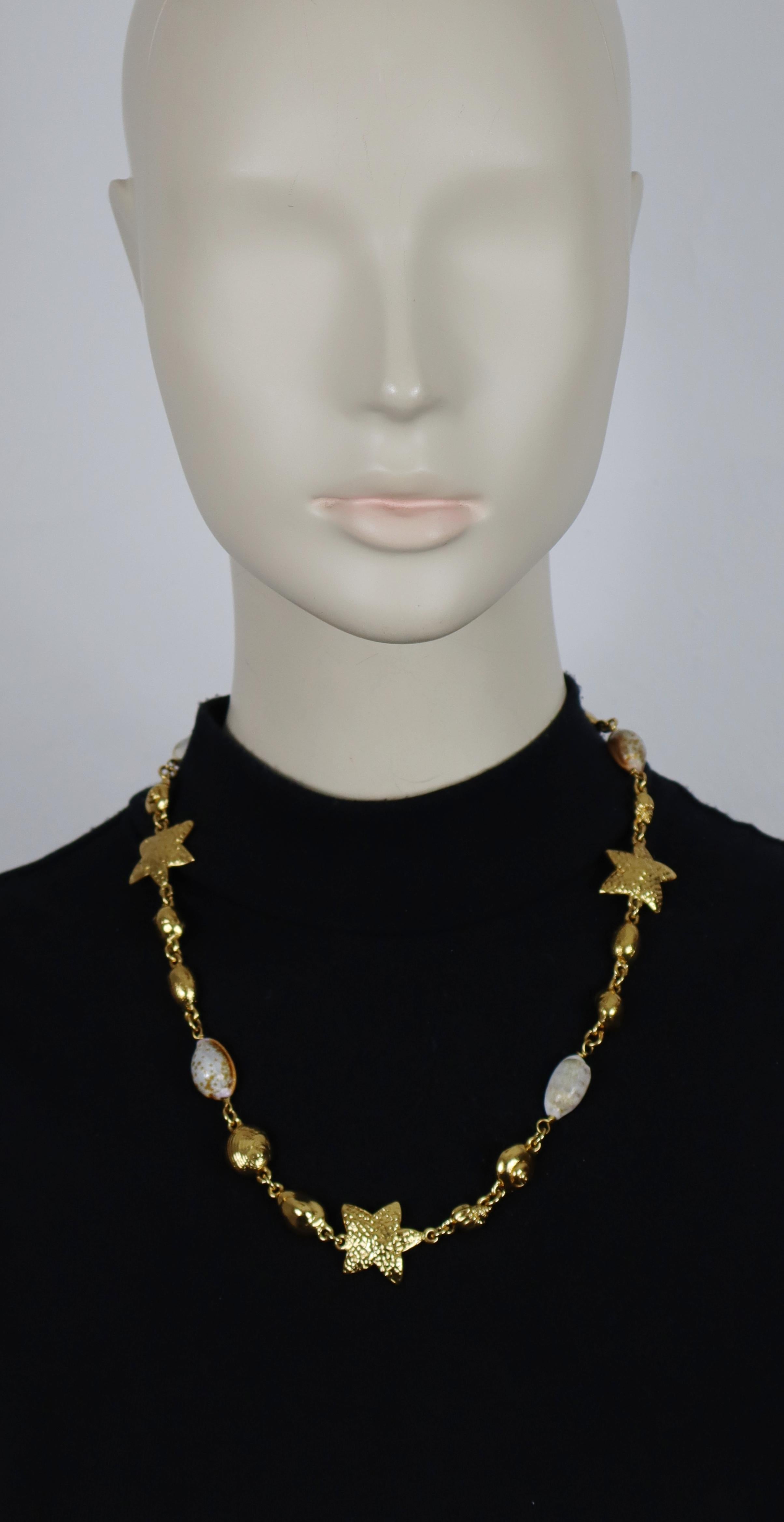 Collier à maillons vintage YVES SAINT LAURENT avec un motif de vie marine.

Ferrures en métal doré.

Fermoir à bascule.

Embossé avec la signature cursive YVES SAINT LAURENT sur les anneaux du fermoir en forme de cœur.

Mesures indicatives :