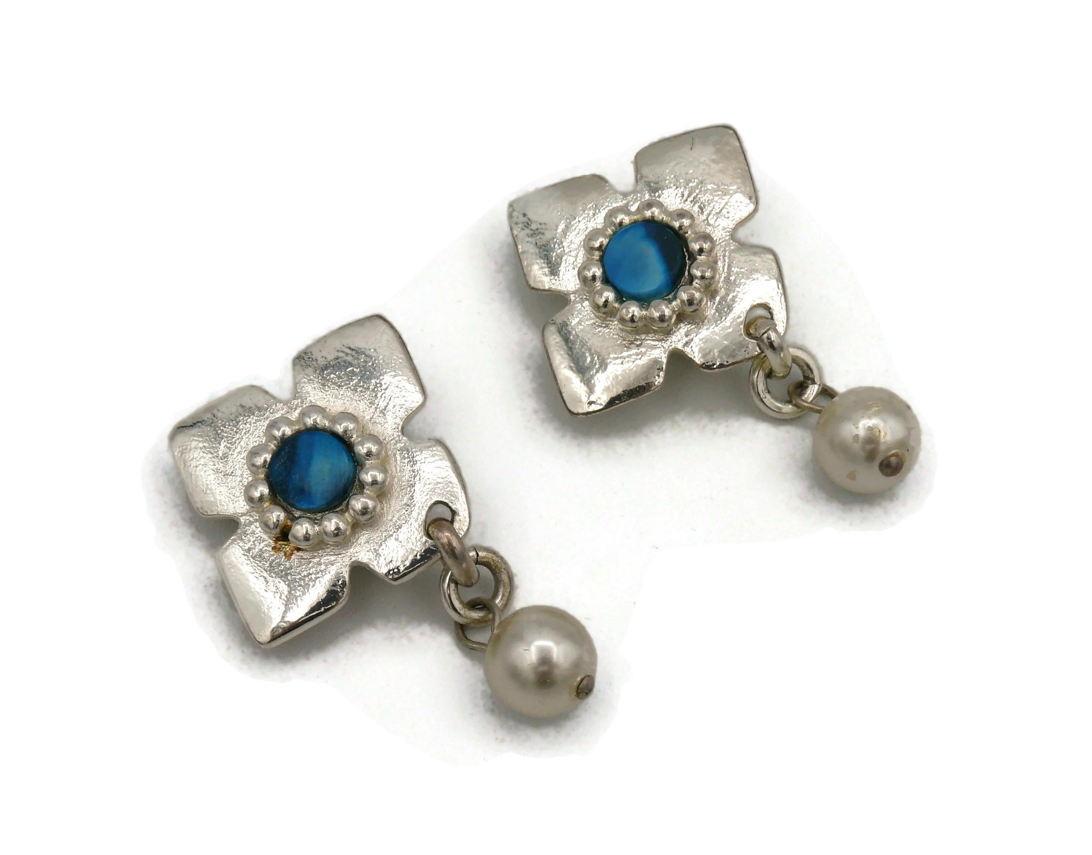YVES SAINT LAURENT YSL Vintage Silberfarbene und perlenbesetzte Ohrringe Damen im Angebot