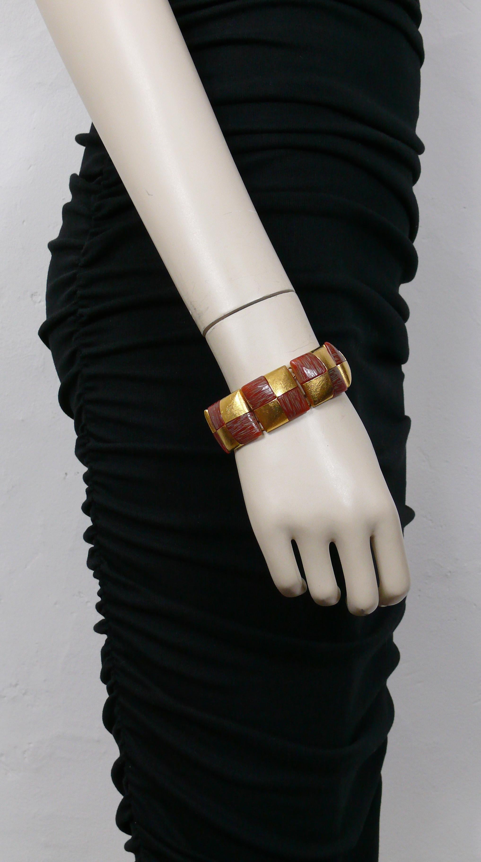 YVES SAINT LAURENT vintage articulated bracelet featuring textured gold tone and resin square links.

Embossed YSL Made in France.

Indicative measurements : inner circumference approx. 17.91 cm (7.05 inches) / width approx. 2.4 cm (0.94