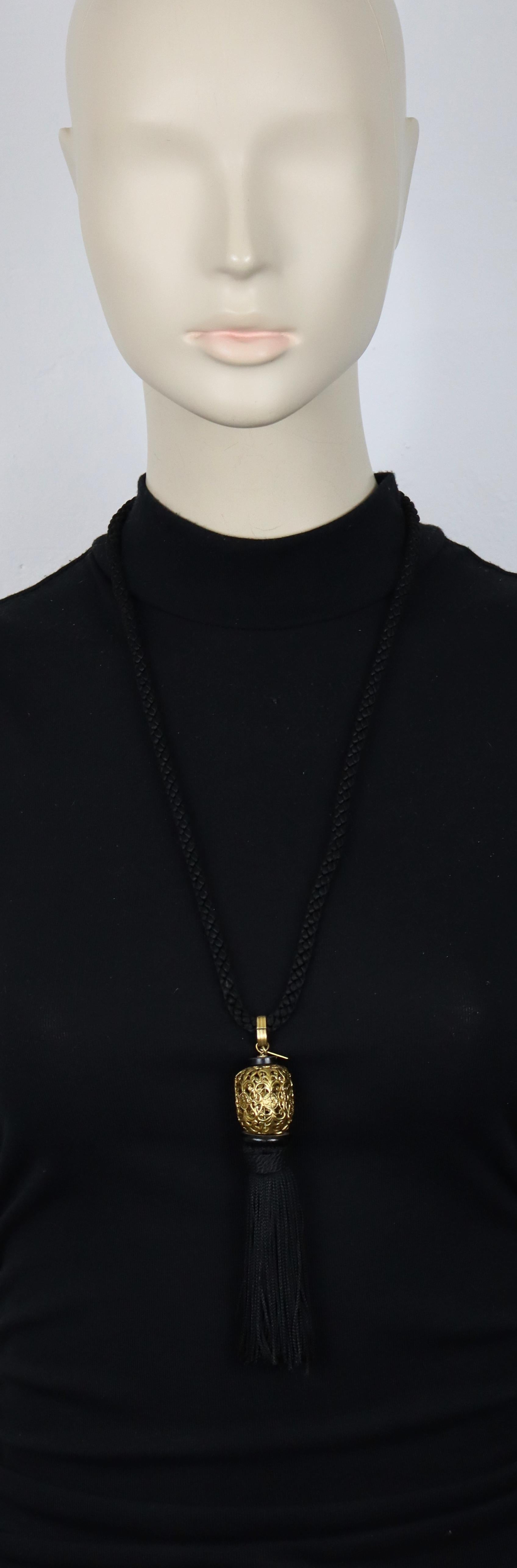 Collana vintage in corda nera di Yves Saint Laurent con nappina nera sormontata da uno splendido cilindro dorato traforato.

Probabilmente disegnata da Maison DENEZ per Yves Saint Laurent.

YSL in rilievo.

Misure indicative: lunghezza indossabile