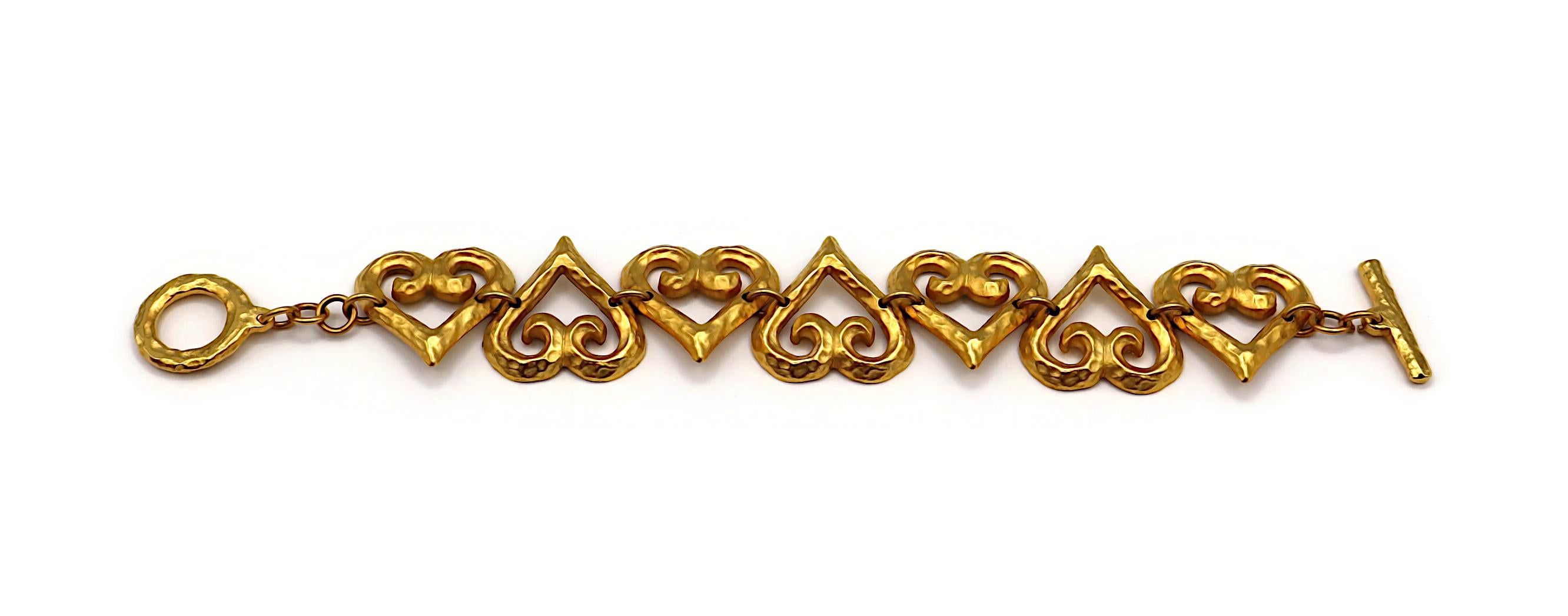 YVES SAINT LAURENT YSL Bracciale a cuore d'epoca con trama in tonalità oro in vendita 1