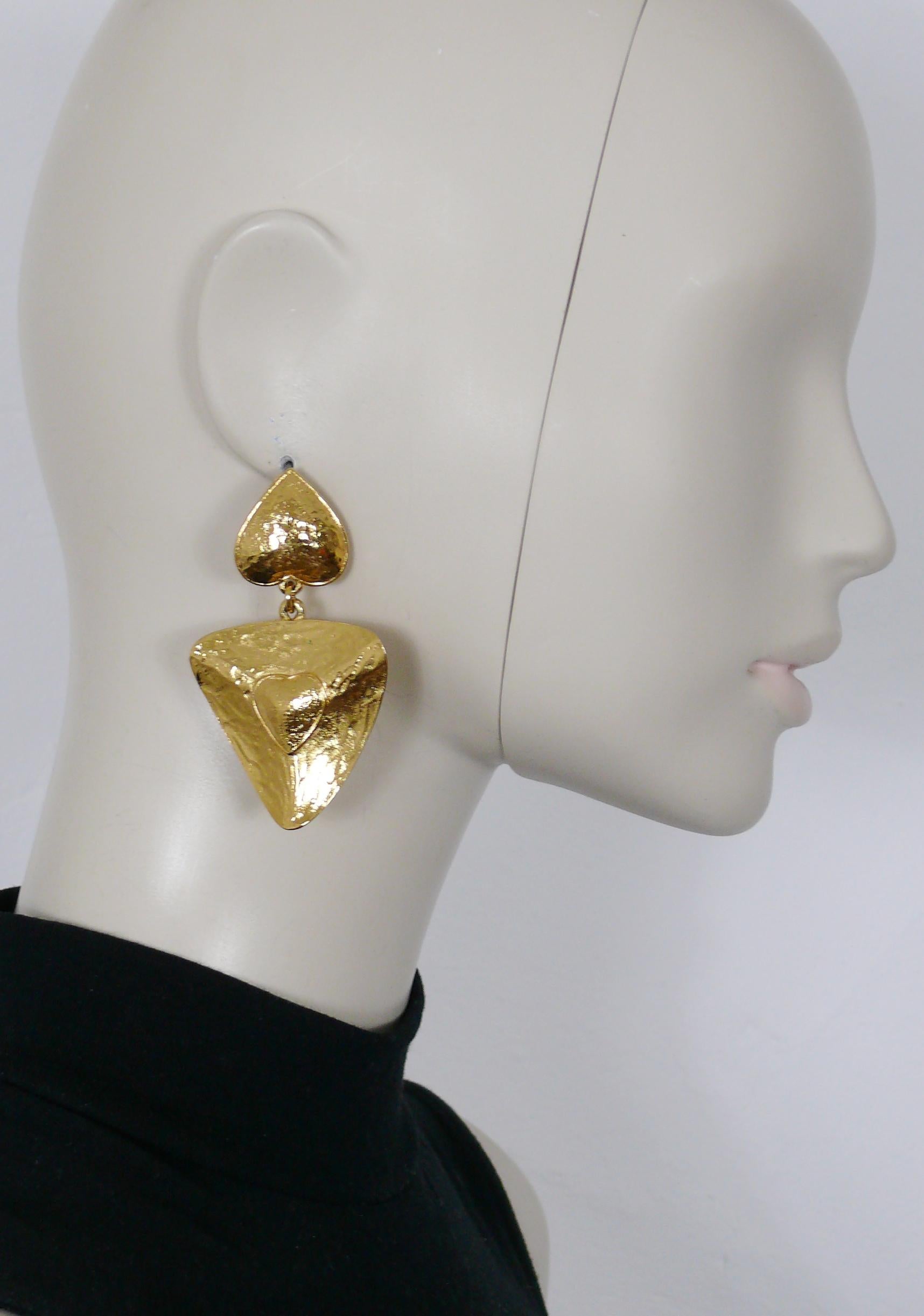YVES SAINT LAURENT vintage textured gold toned dangling earrings (clip on) featuring two hearts.

Embossed YSL Made in France.

Indicative measurements : max. height approx. 7.2 cm (2.83 inches) / max. width approx. 4.4 cm (1.73 inches).

NOTES
-