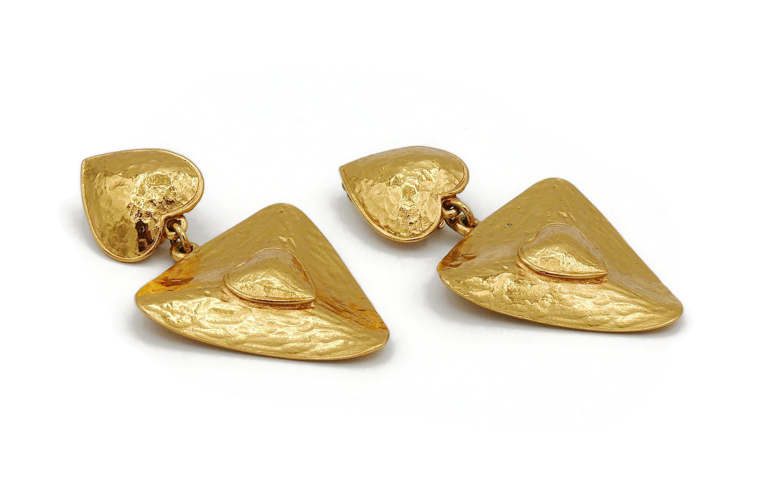 Yves Saint Laurent YSL Vintage Textured Gold Toned Heart Dangling Earrings In Good Condition For Sale In Nice, FR