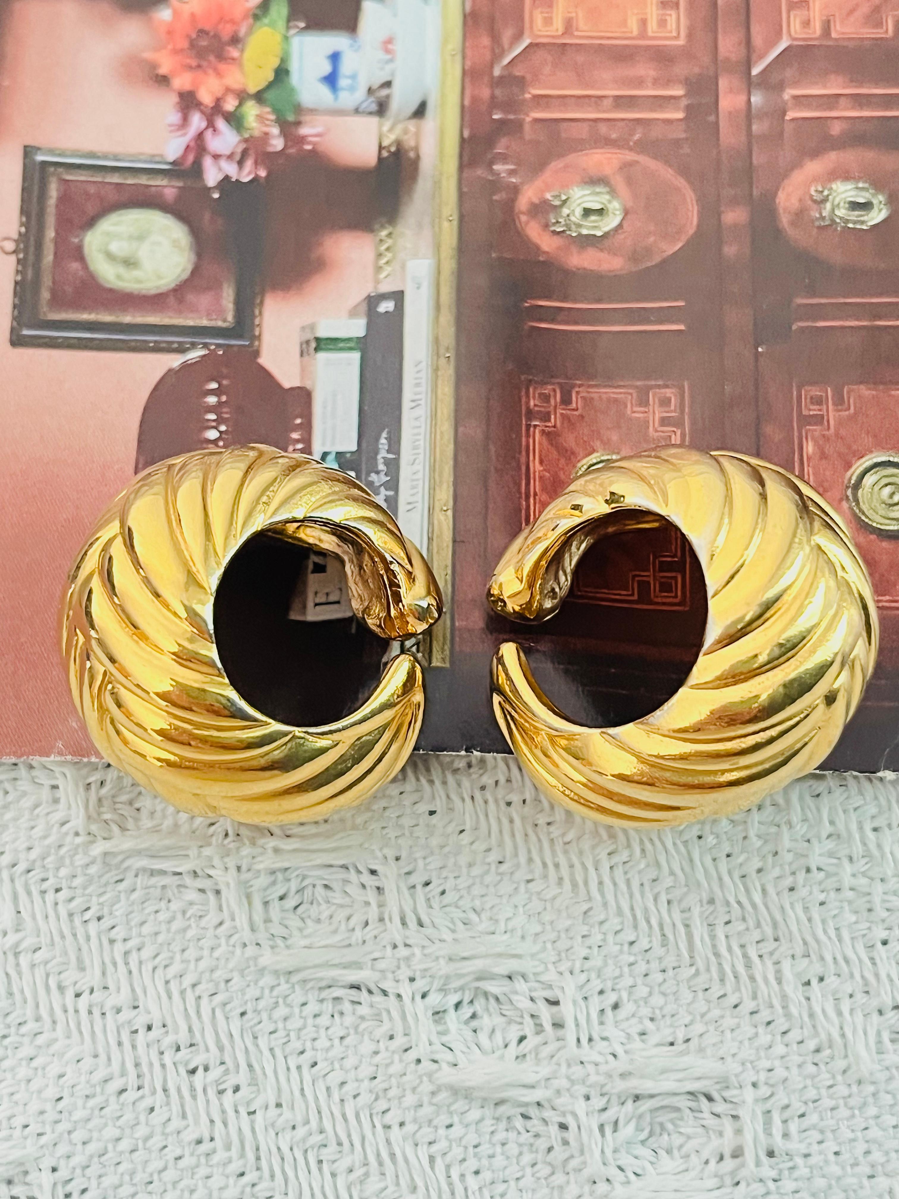 Yves Saint Laurent YSL Pendientes redondos de concha de trigo con textura vintage en Excelente estado para la venta en Wokingham, England