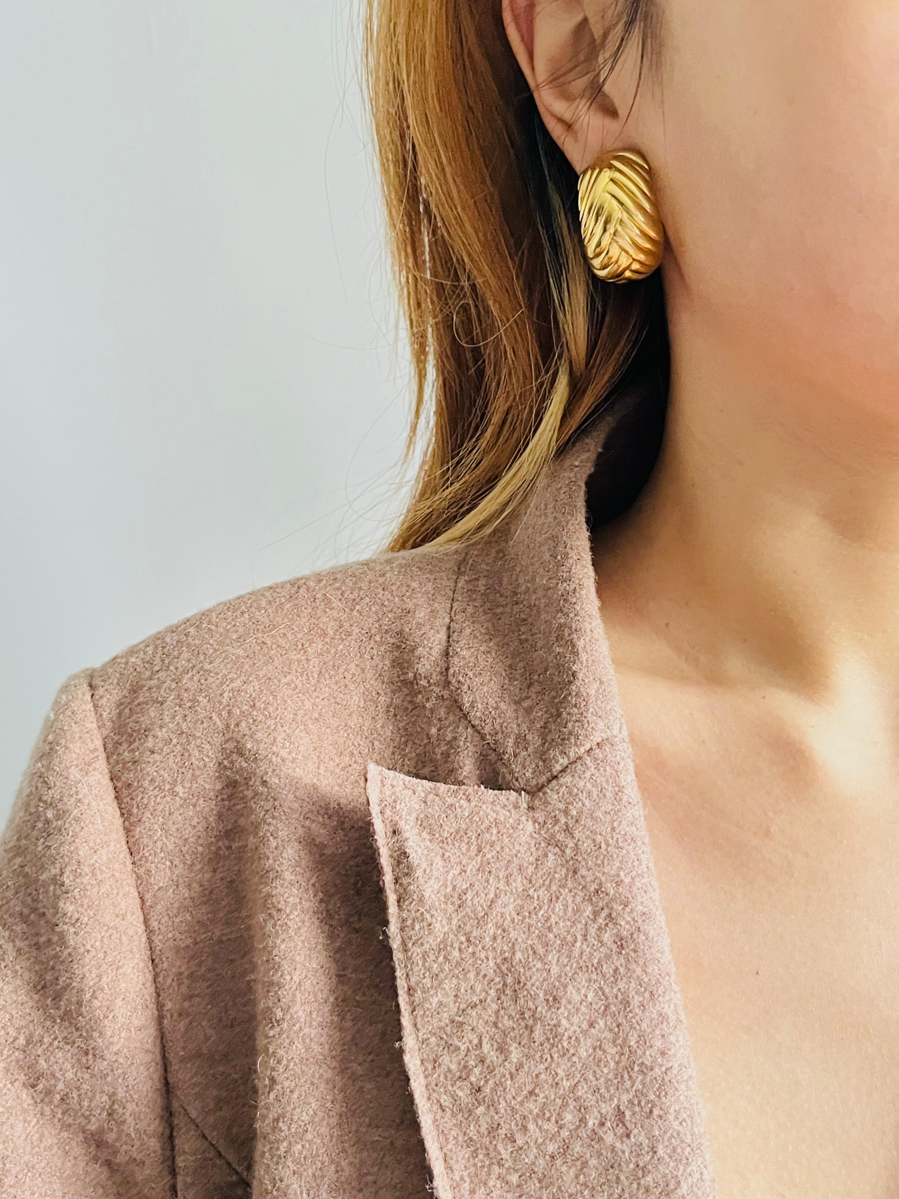 Yves Saint Laurent YSL Pendientes redondos de concha de trigo con textura vintage en venta 1