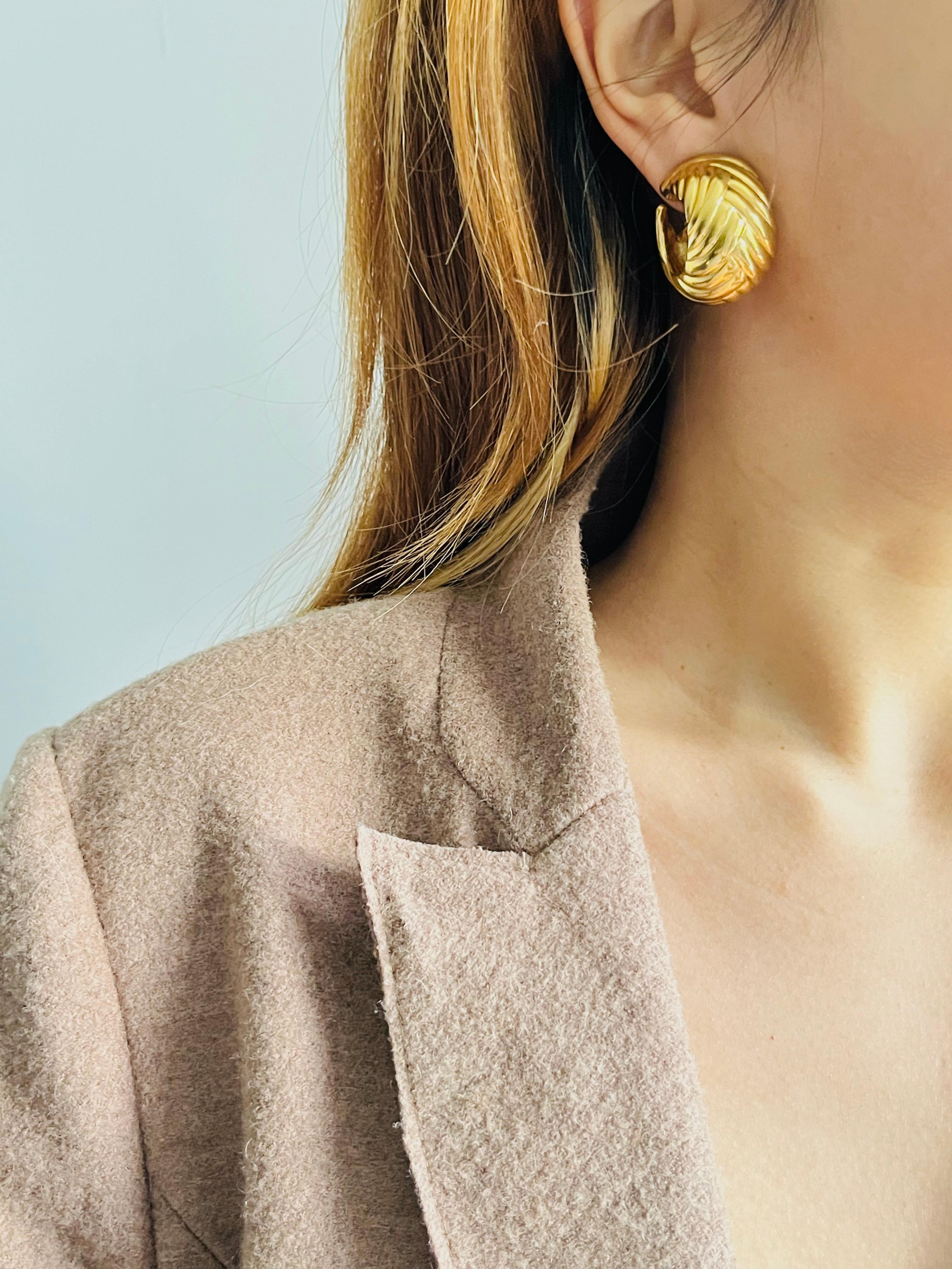 Yves Saint Laurent YSL Pendientes redondos de concha de trigo con textura vintage en venta 2