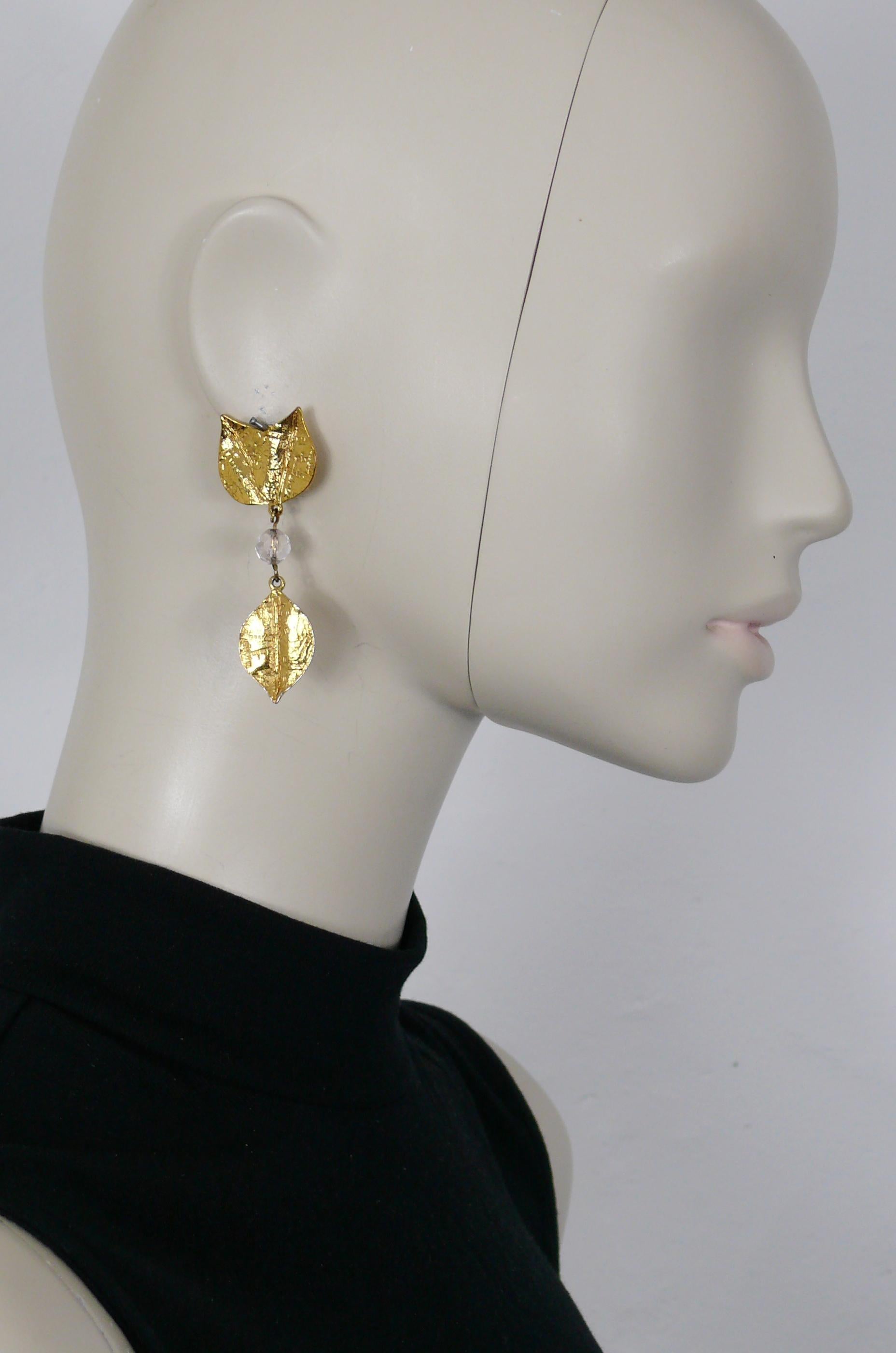 YVES SAINT LAURENT vintage gold toned textured leaves dangling earrings embellished with a facetted clear resin bead.

Embossed YSL Made in France.

Indicative measurements : height approx. 6.1 cm (2.40 inches) / max. width approx. 2.3 cm (0.91