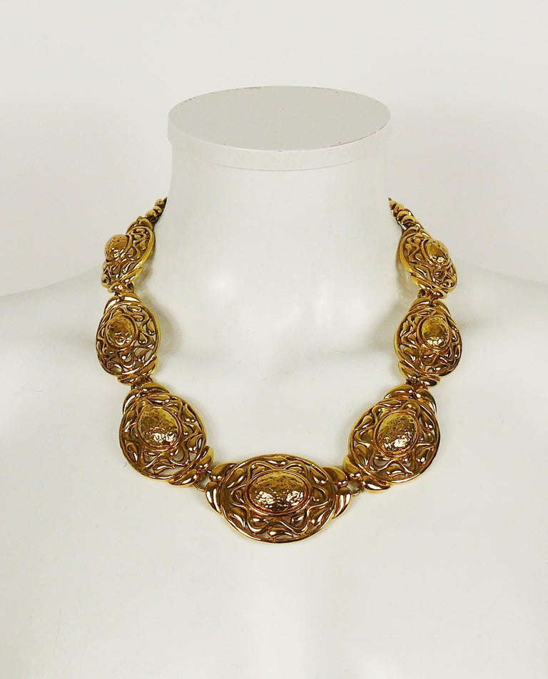 YVES SAINT LAURENT vintage gold toned necklace featuring links of textured nugget with swirl detailing.

Adjustable lobster closure.

Embossed YSL.
Made in France.

Indicative measurements : adjustable length from approx 47 cm (18.50 inches) to
