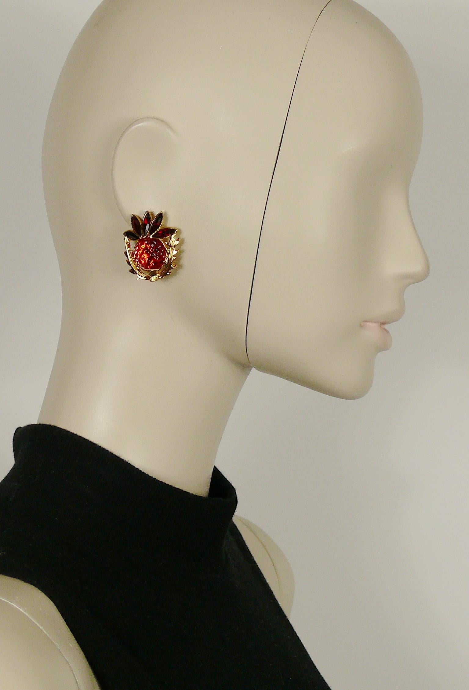 YVES SAINT LAURENT vintage textured red lucite resin thistle motif clip-on earrings embellished with crystals on top.

Embossed YVES SAINT LAURENT Rive Gauched Made in France.

Indicative measurements : approx. 3.3 cm x 2.8 cm (1.30 inches x 1.10