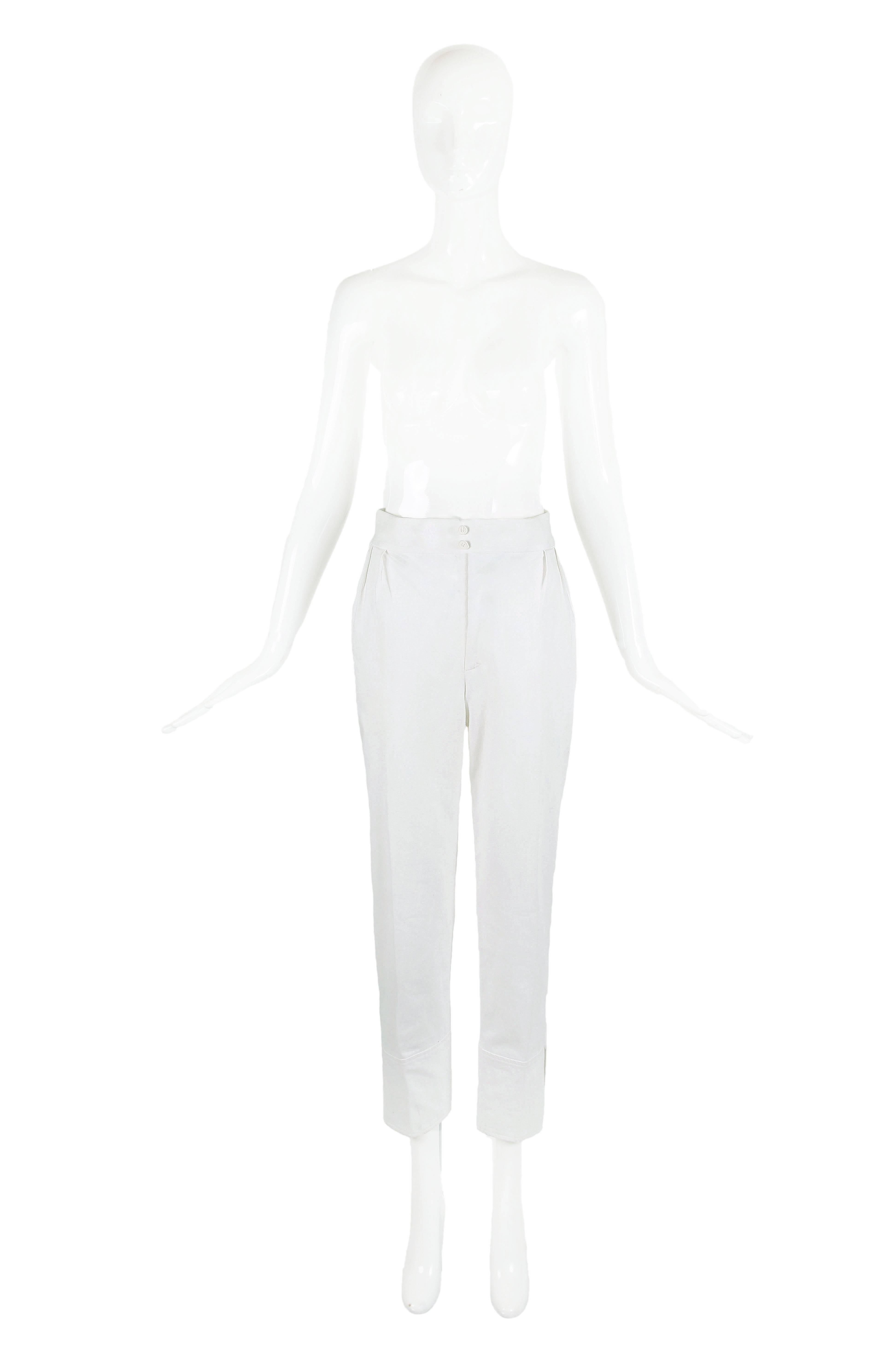 Vintage Yves Saint Laurent white cotton cargo pants with two hidden side pockets and tapered cuffs featuring slits. In excellent condition - size tag 36, please consult measurements. 
MEASUREMENTS:
Waist - 24