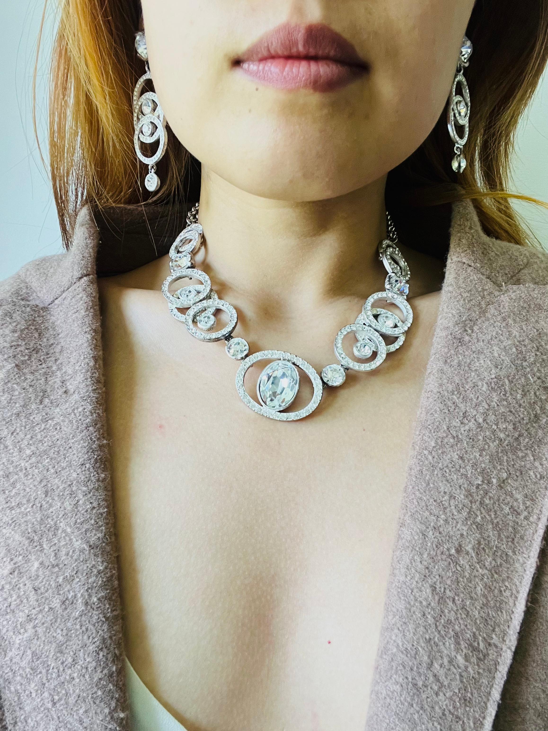 Yves Saint Laurent YSL Vintage Collana ovale bianca con cerchio di cristallo e goccia a lacrima in vendita 3