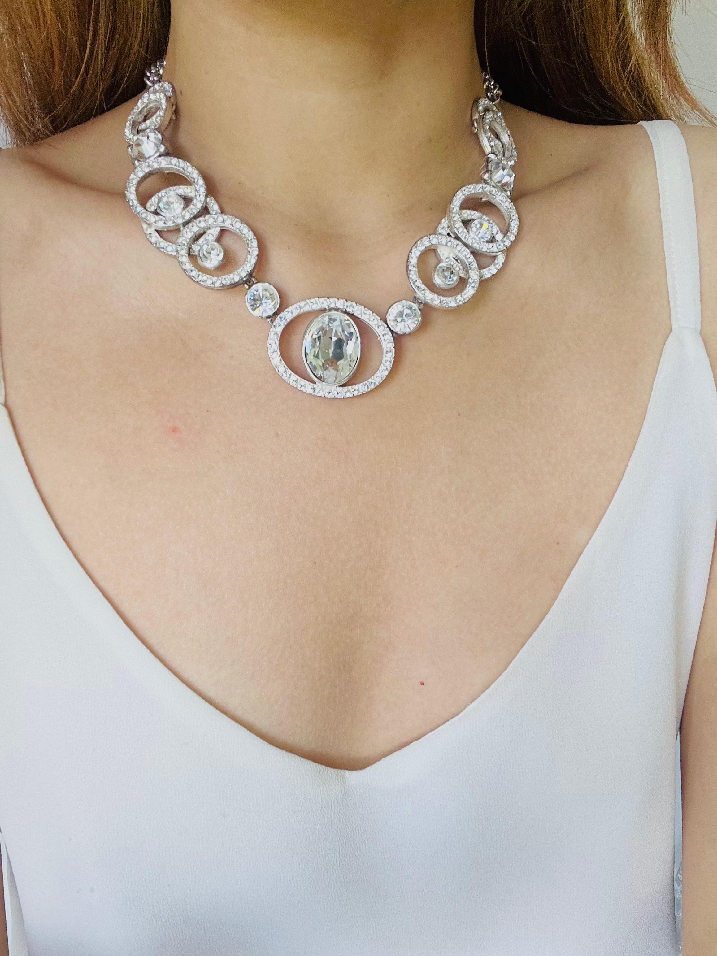 Yves Saint Laurent YSL Vintage Collana ovale bianca con cerchio di cristallo e goccia a lacrima in vendita 4