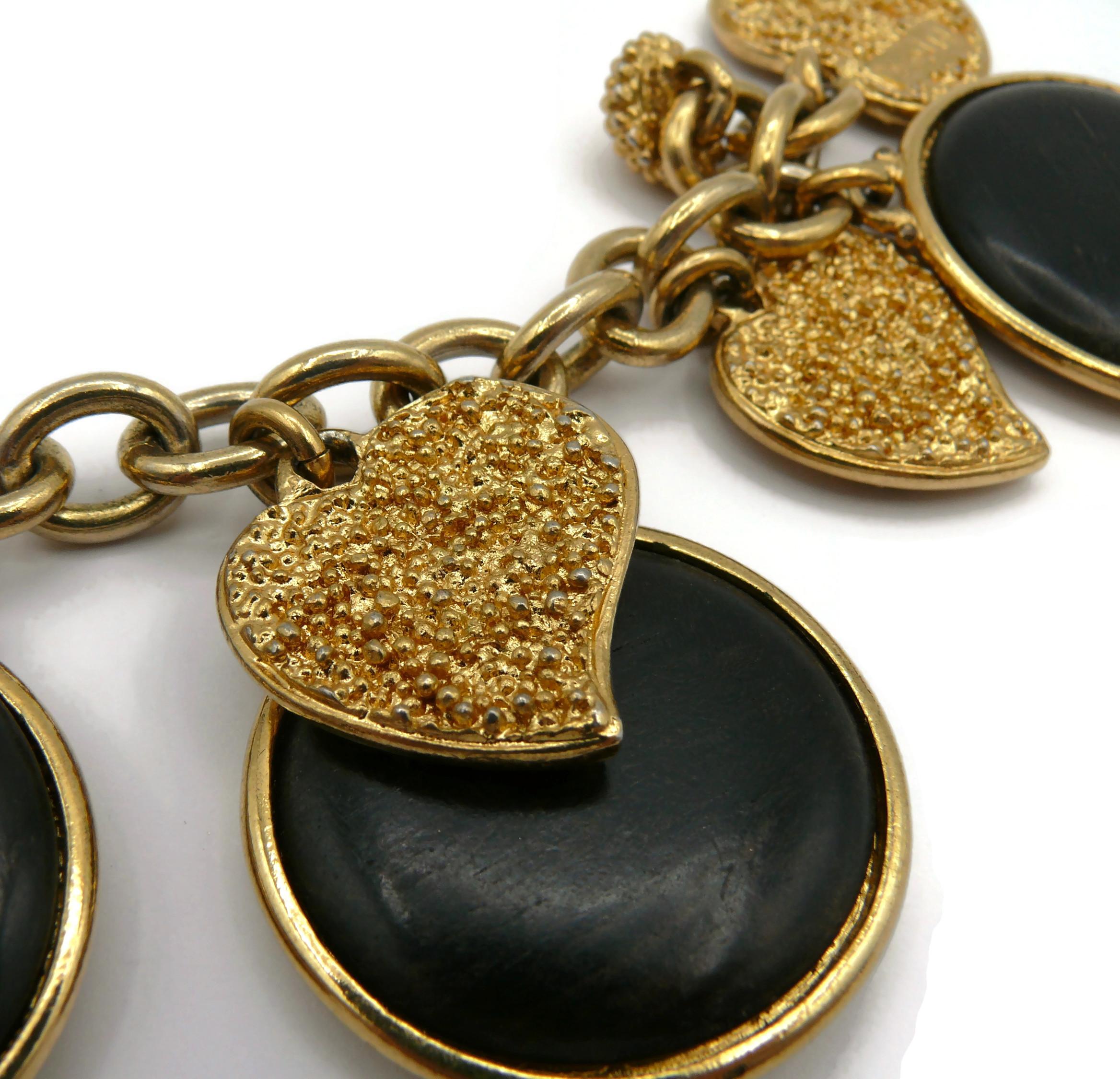 YVES SAINT LAURENT Bracelet à breloques vintage en bois et cœurs en vente 15