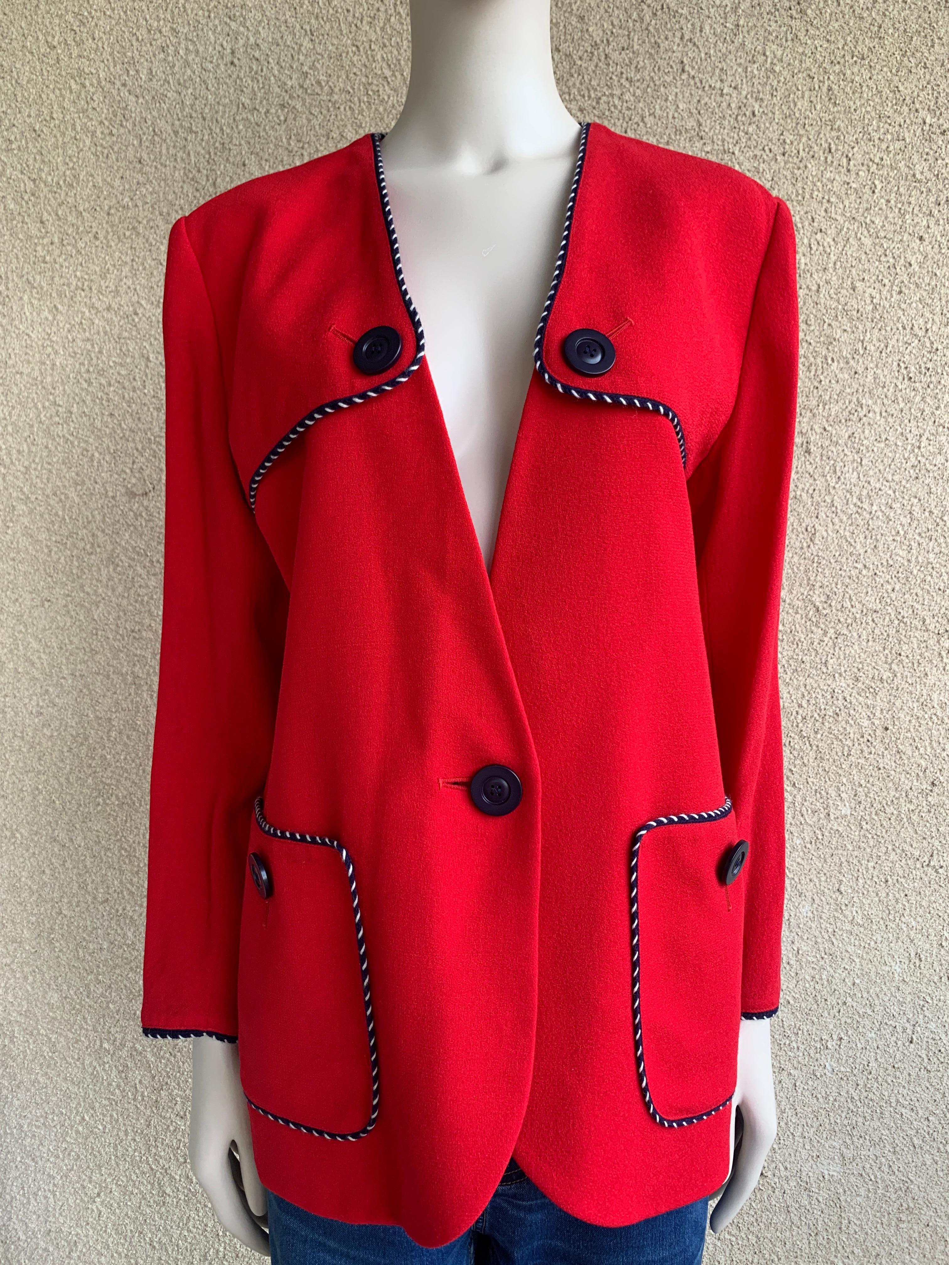 Yves Saint Laurent YSL Vintage Blazer / Giacca in lana rossa con finiture a contrasto

Stile YSL: Variazione YSL
Paese di produzione: Francia
Anno di fabbricazione: anni '90
Composizione - 100% lana, molto sottile e leggera; fodera 100%