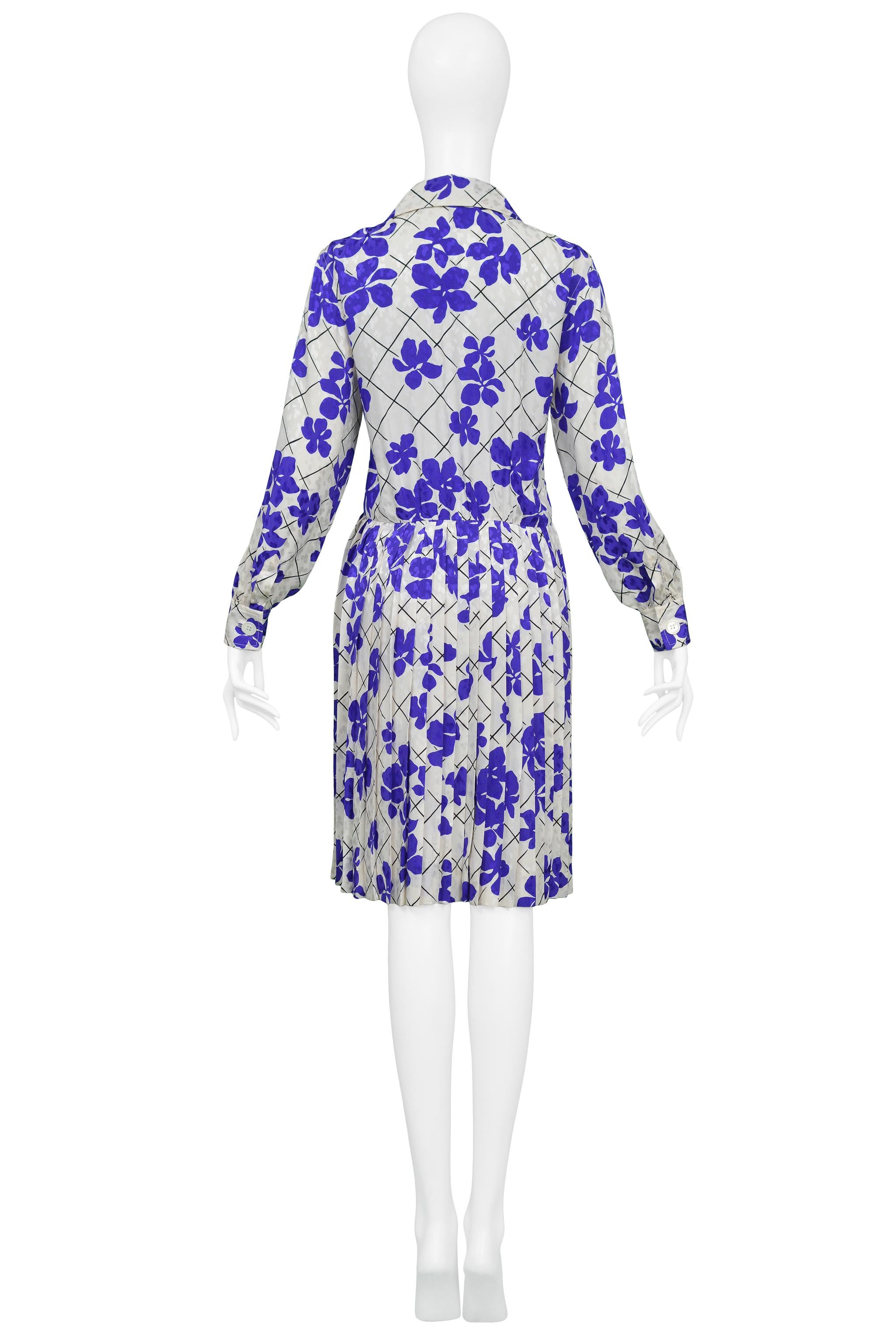 Yves Saint Laurent YSL - Robe de jour en soie à fleurs blanches et violettes en vente 2