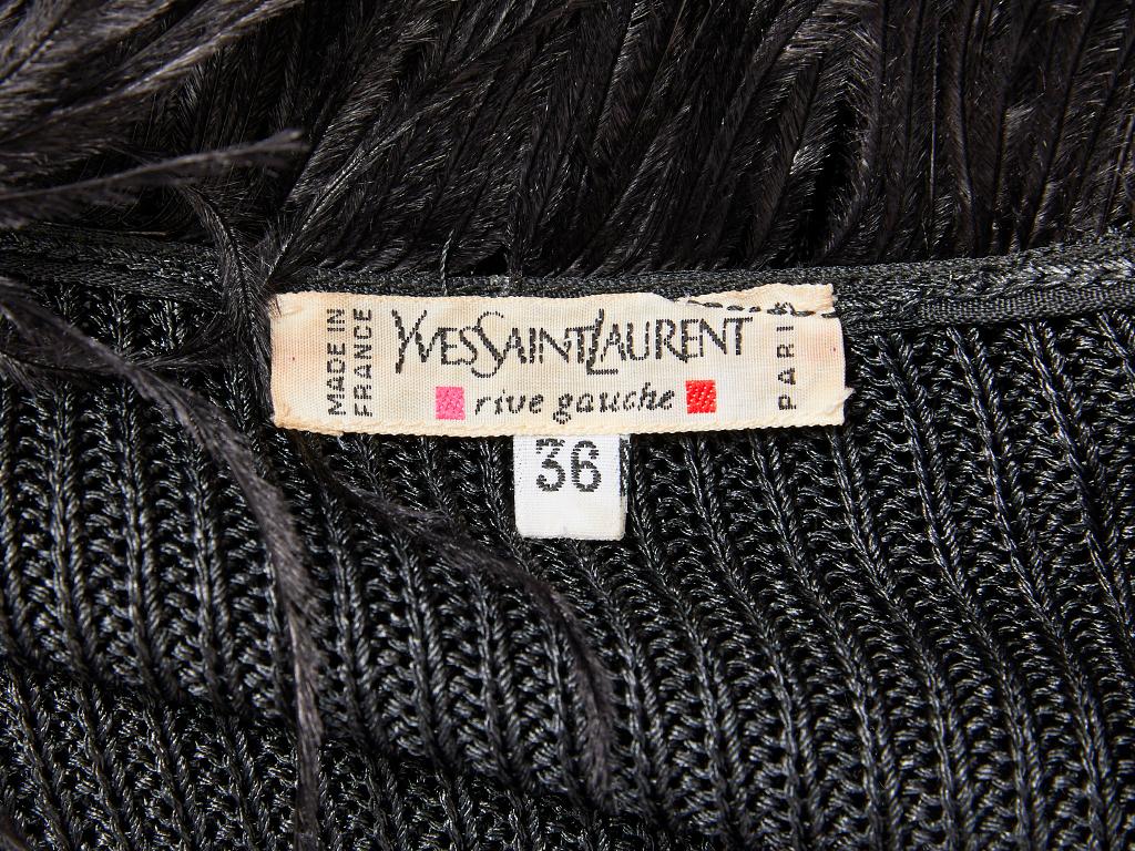 Yves Saint Laurent cardigan zippé avec col à plumes en vente 1