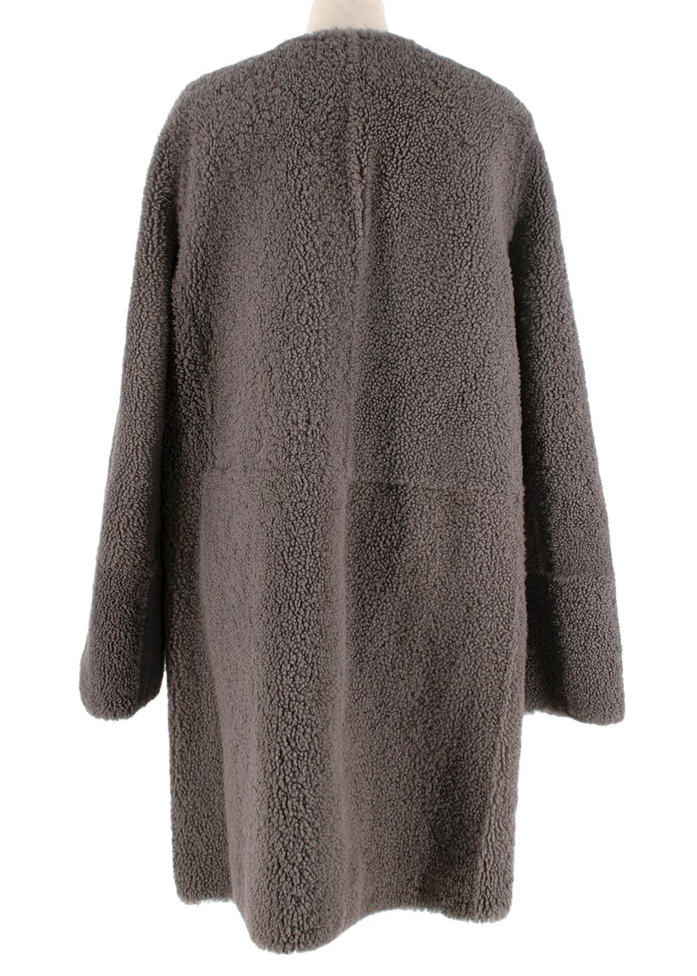 Yves Salmon Grey-Brown Reversible Shearling Collarless Coat - US 10 For Sale 2