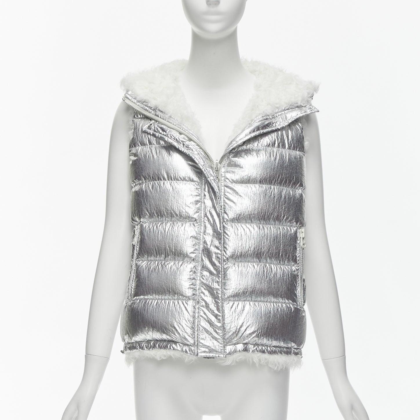 YVES SALOMON ARMY Reversible metallic silver white lamb shearling puffer vest FR36 S
Reference: AAWC/A00720
Brand: Yves Salomon
Collection: ARMY
Material: Nylon, Shearling
Color: Silver, White
Pattern: Solid
Closure: Zip
Lining: White Fur
Extra