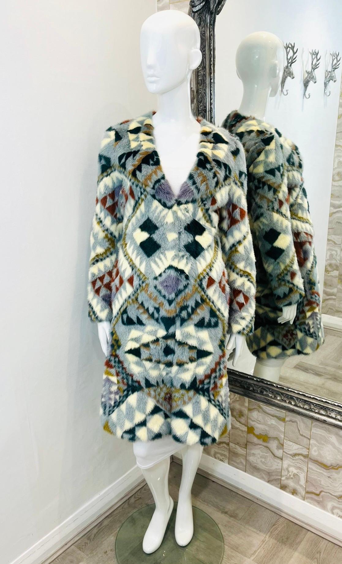 Yves Salomon Aztec Print Mink Fur Coat

Multicoloured fur styled with Aztec pattern in light shades of blue, purple, brown and yellow.

Featuring collarless design with long sleeves and above-the-knee length. Lined with silk.

Size – 34FR

Condition