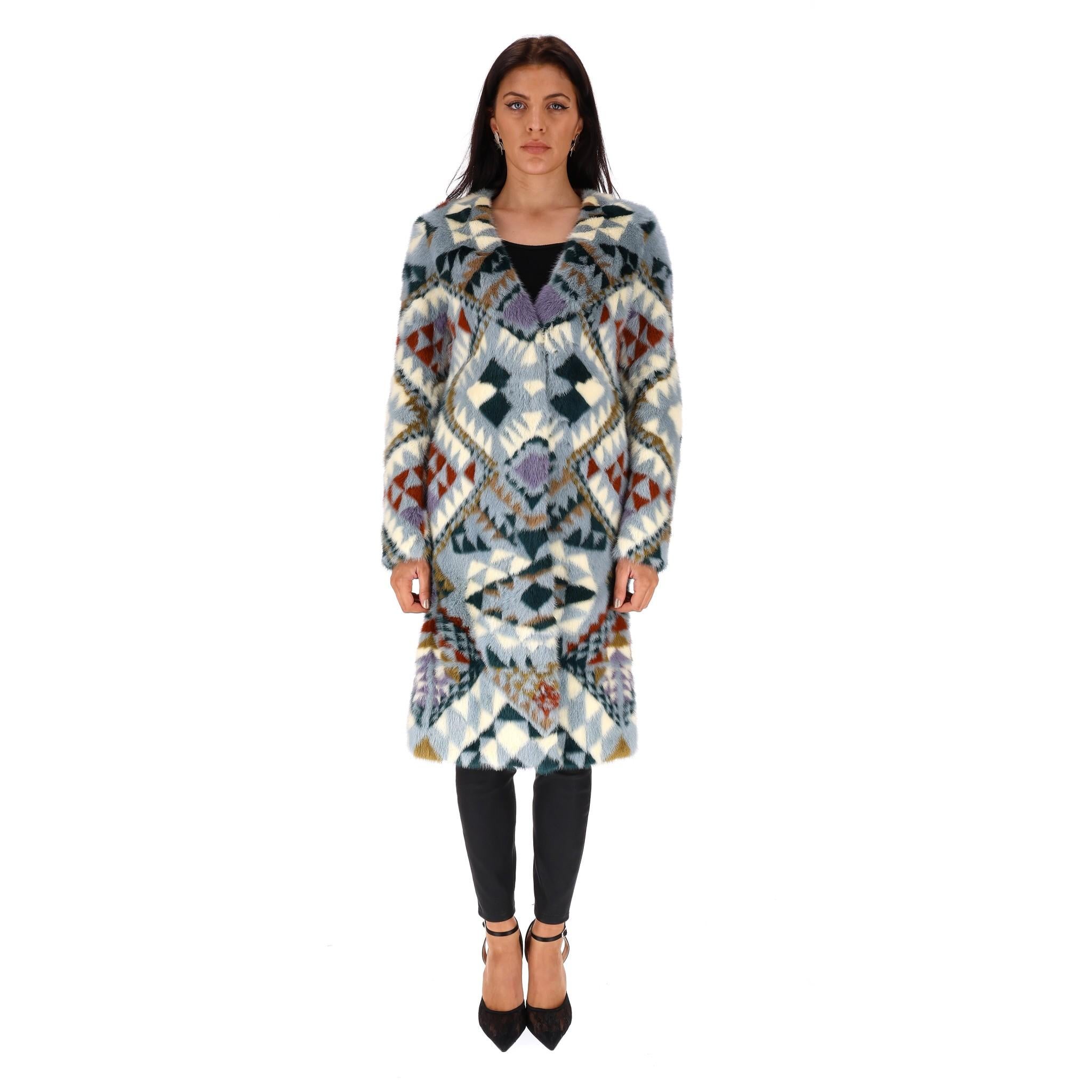 Yves Salomon Manteau en fourrure de vison imprimé aztèque

Fourrure multicolore à motifs aztèques dans des tons clairs de bleu, violet, marron et jaune.


Sans col, avec des manches longues et une longueur au-dessus du genou. Doublé de soie.

Taille