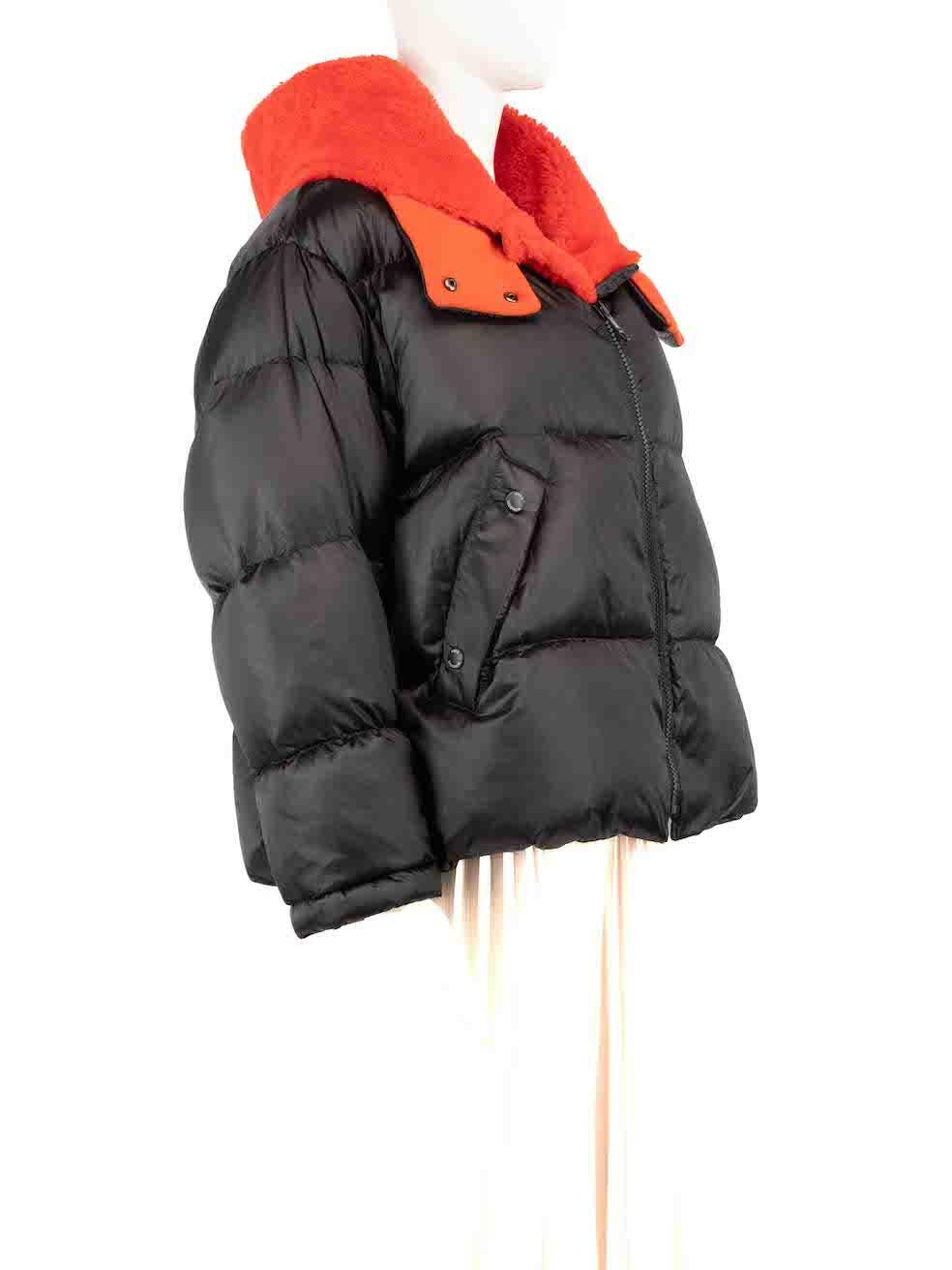 CONDITION is Very good. Minimal wear to coat is evident. Minimal wear to the right sleeve cuff with plucks to the outer on this used Yves Salomon designer resale item.
 
 
 
 Details
 
 
 Black
 
 Polyester
 
 Puffer coat
 
 Detachable red leather