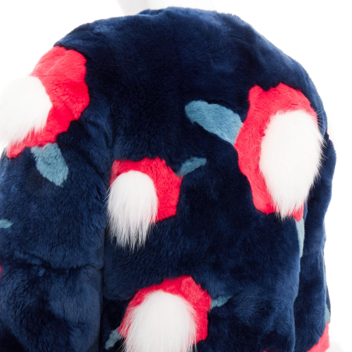 YVES SALOMON KIDS navy rabbit mink floral patchwork coat Yr10 XS
Reference: AAWC/A01437
Brand: Yves Salomon
Collection: Kids
Material: Fur
Color: Navy, Multicolour
Pattern: Floral
Closure: Snap Buttons
Lining: White Polyester

CONDITION:
Condition: