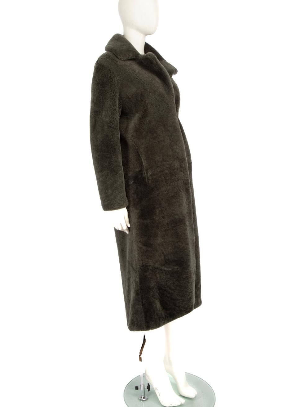 CONDITION is Never worn. No visible wear to the coat is evident on this new Yves Salomon designer resale item.
 
 Details
 
 
 Green
 
 Shearling
 
 Coat
 
 Oversized
 
 Single breasted
 
 2x Side pockets
 
 Long
 
 Hook fastening
 
 
 
 
 
 Made in