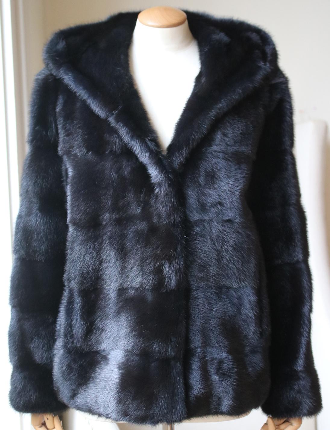 Mink-fur short hooded jacket from yves salomon. Rich black mink jacket with two pockets. Hooded neckline. Long sleeves. Hook fastening down the front. Colour: black. Made in france. 100% Mink fur. 

Size: FR 38 (UK 10, US 6, IT 42)

Condition: As