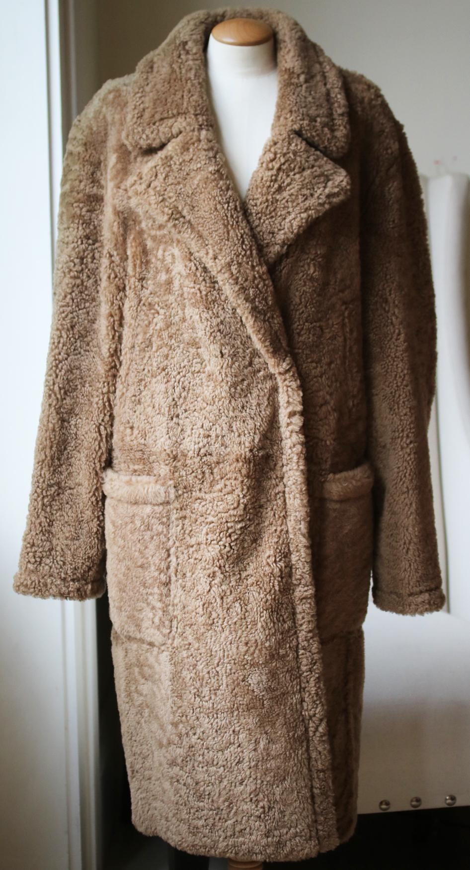 Yves Salomon's caramel-brown peak-lapel coat is crafted from a luxurious shearling to an oversize fit. Offering a stylish and contemporary shape that's secured in place with push-stud fastenings. Caramel-brown reverse-side shearling interior.