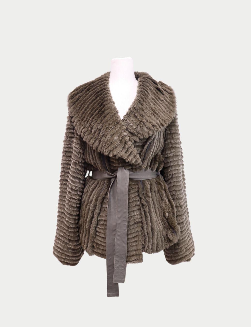 Yves Salomon - Giacca di pelliccia con cintura color taupe

Avvolgiti in un lusso sobrio con questa giacca di pelliccia Yves Salomon color tortora, un capolavoro dell'artigianato francese. Con dettagli in pelliccia a coste, un ampio collo a scialle