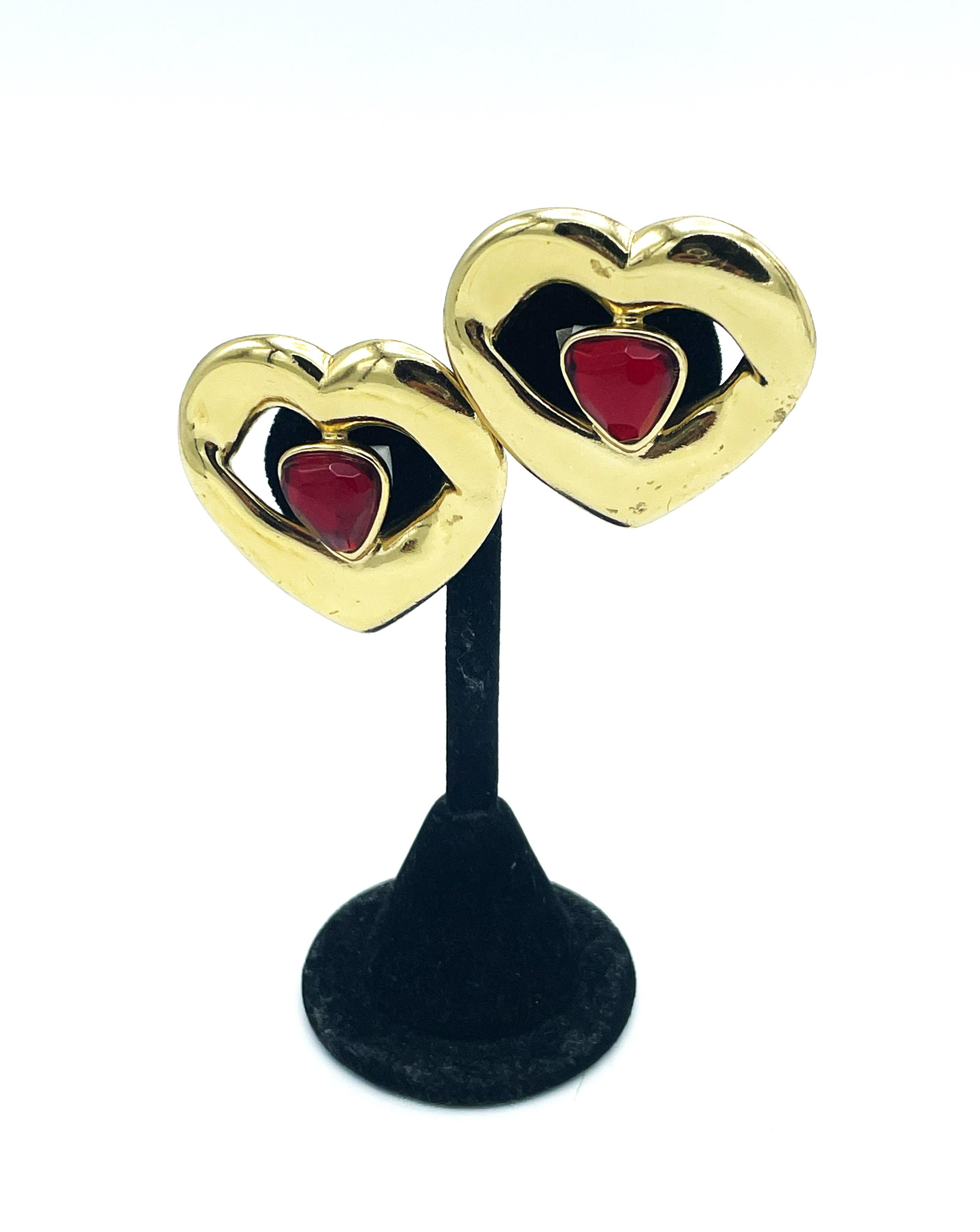 Artigiano Yves SANT LAURENT orecchino a clip con cuore traforato di grandi dimensioni, con cuore rosso all'interno in vendita