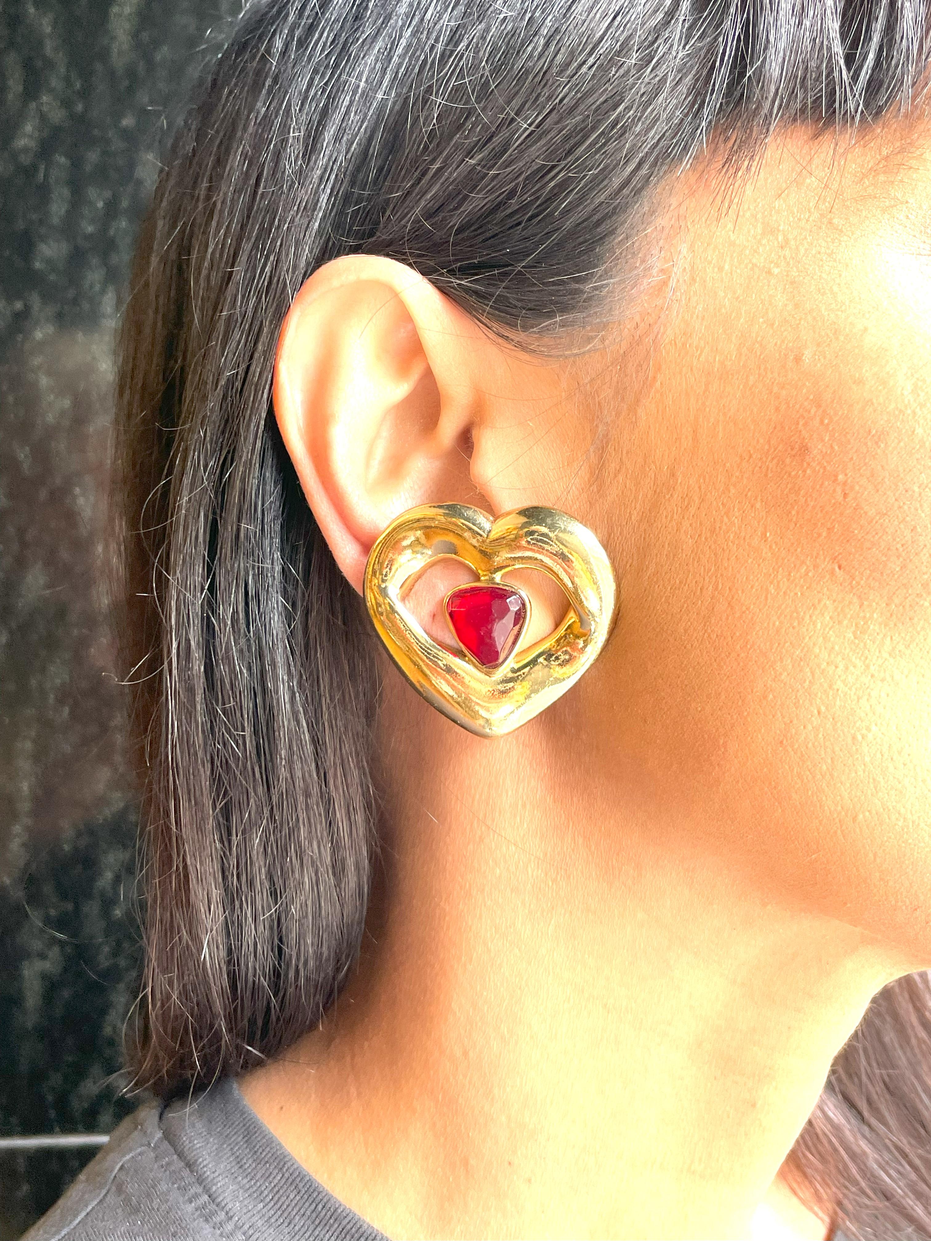 Cuore Yves SANT LAURENT orecchino a clip con cuore traforato di grandi dimensioni, con cuore rosso all'interno in vendita