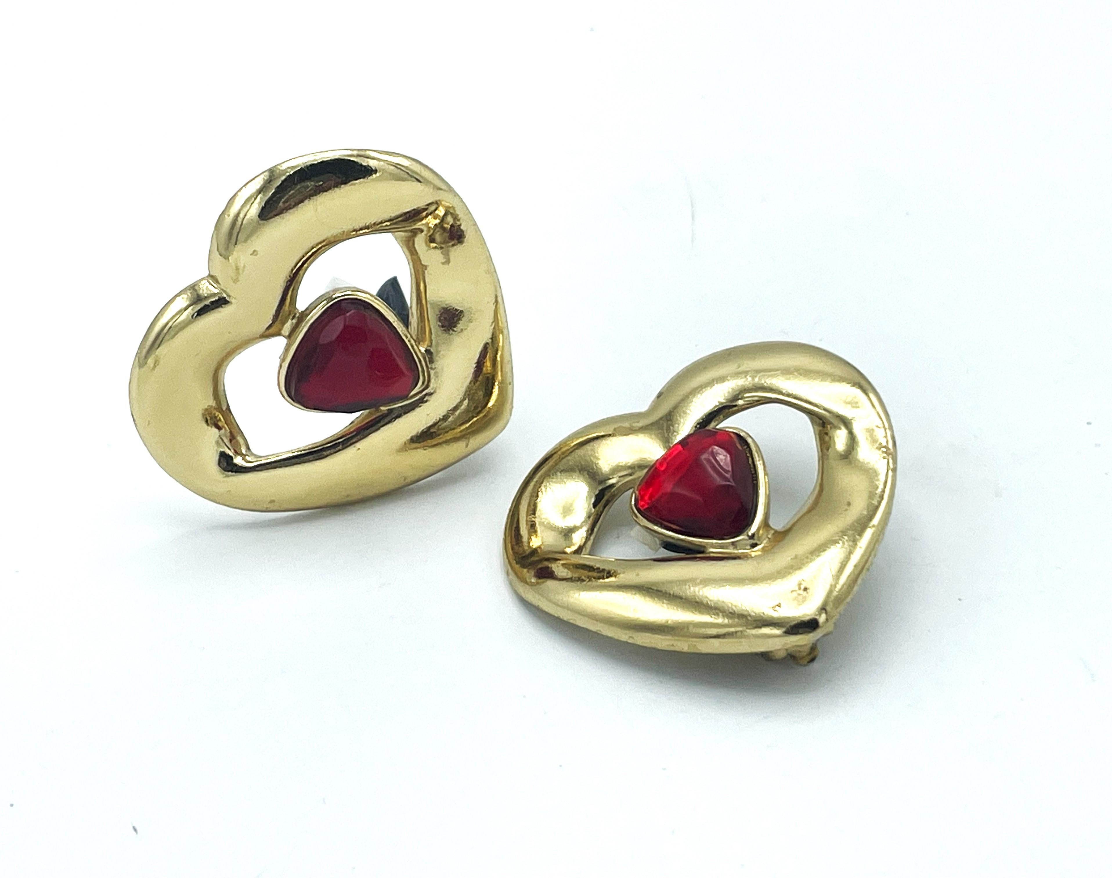 Yves SANT LAURENT orecchino a clip con cuore traforato di grandi dimensioni, con cuore rosso all'interno In condizioni buone in vendita a Stuttgart, DE