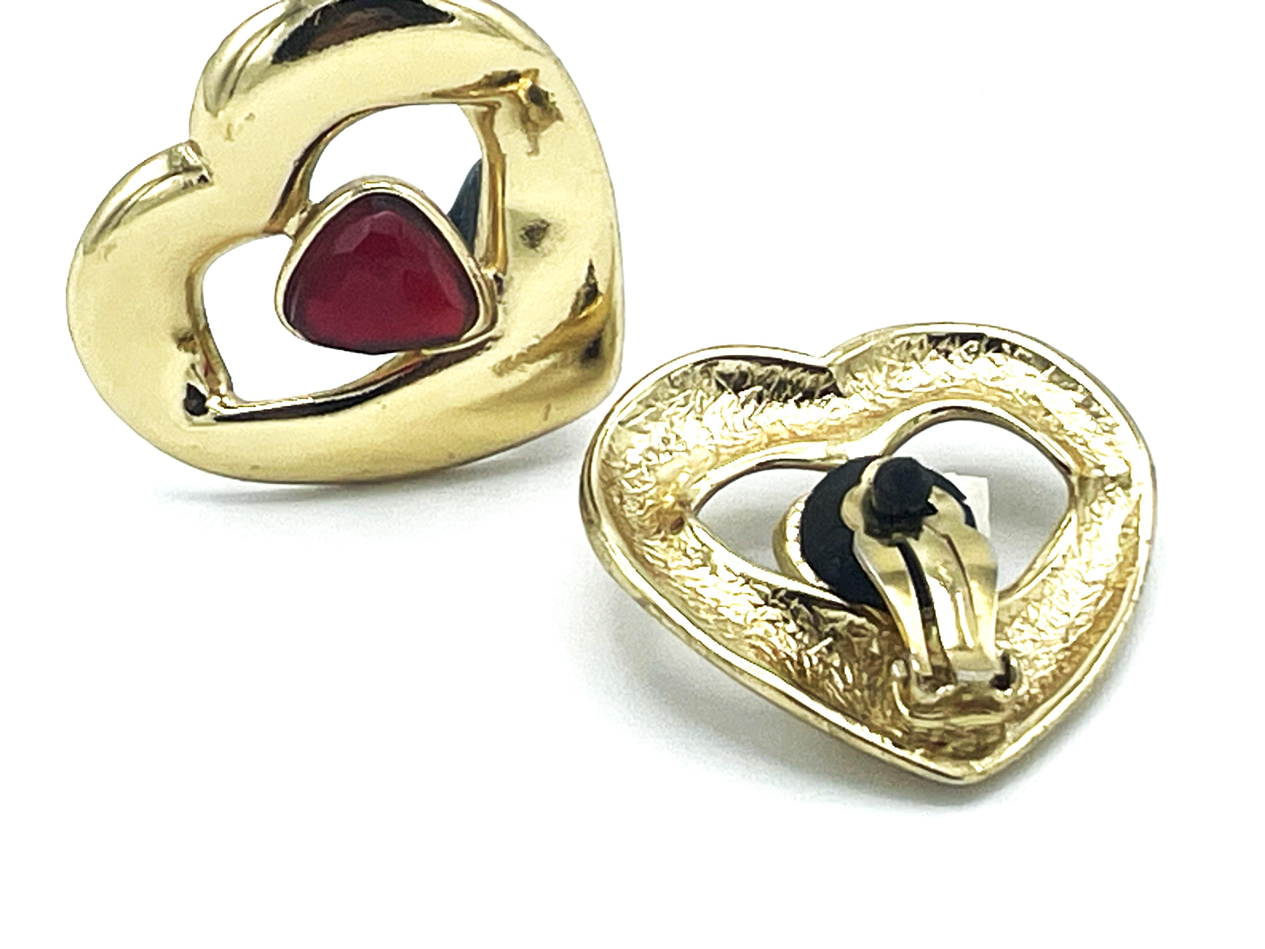 Donna Yves SANT LAURENT orecchino a clip con cuore traforato di grandi dimensioni, con cuore rosso all'interno in vendita