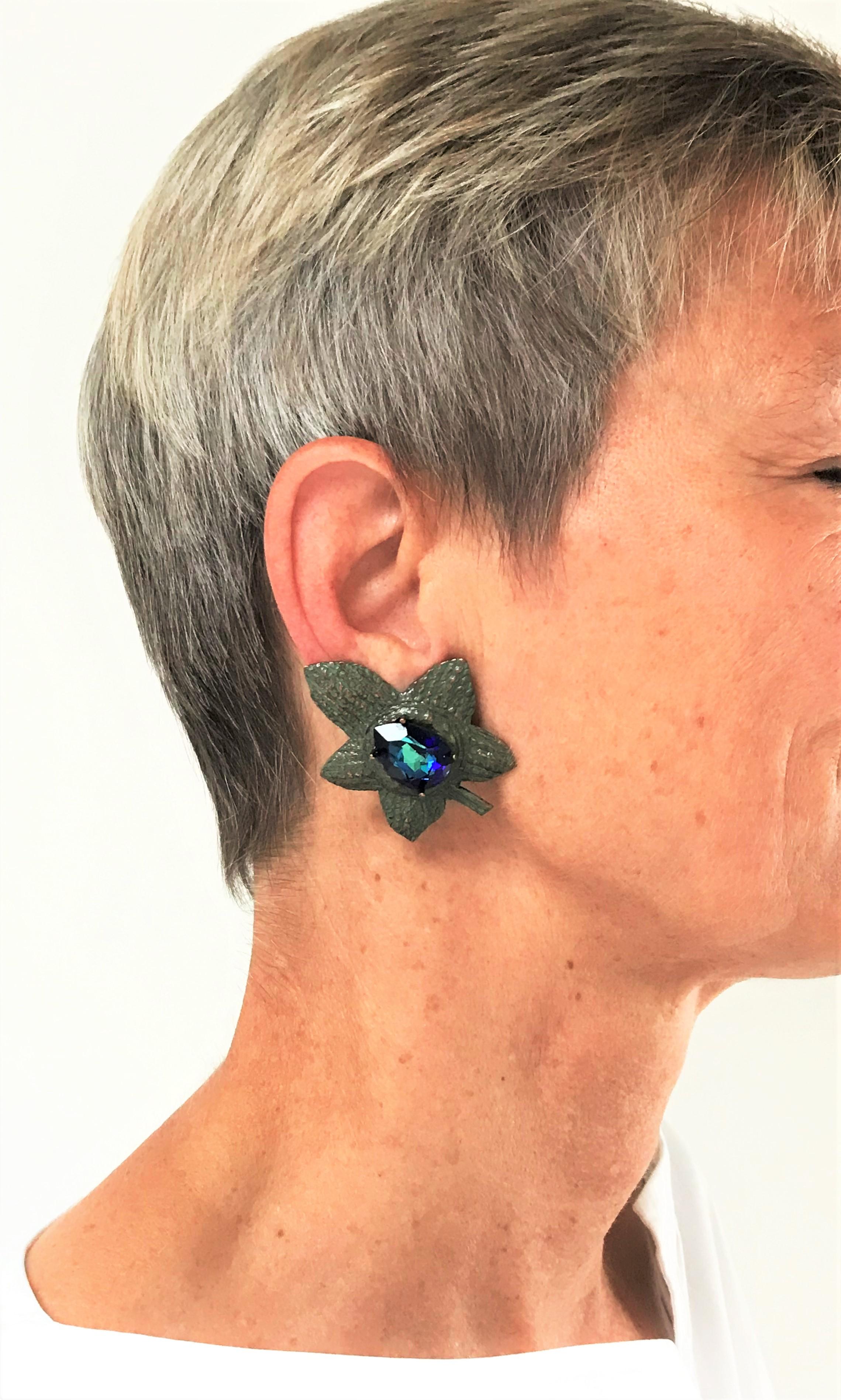 Clips d'oreille Yves Sant Laurent Rive Gauch Paris en forme de feuille avec coupe irisée bleu-vert  strass des années 1980. C'est un clip d'oreille très extraordinaire d'YSL. 
Mesures : Hauteur 4,9 cm x 3,9 cm, strass blau 2 cm x 1,5 cm. Le clip est