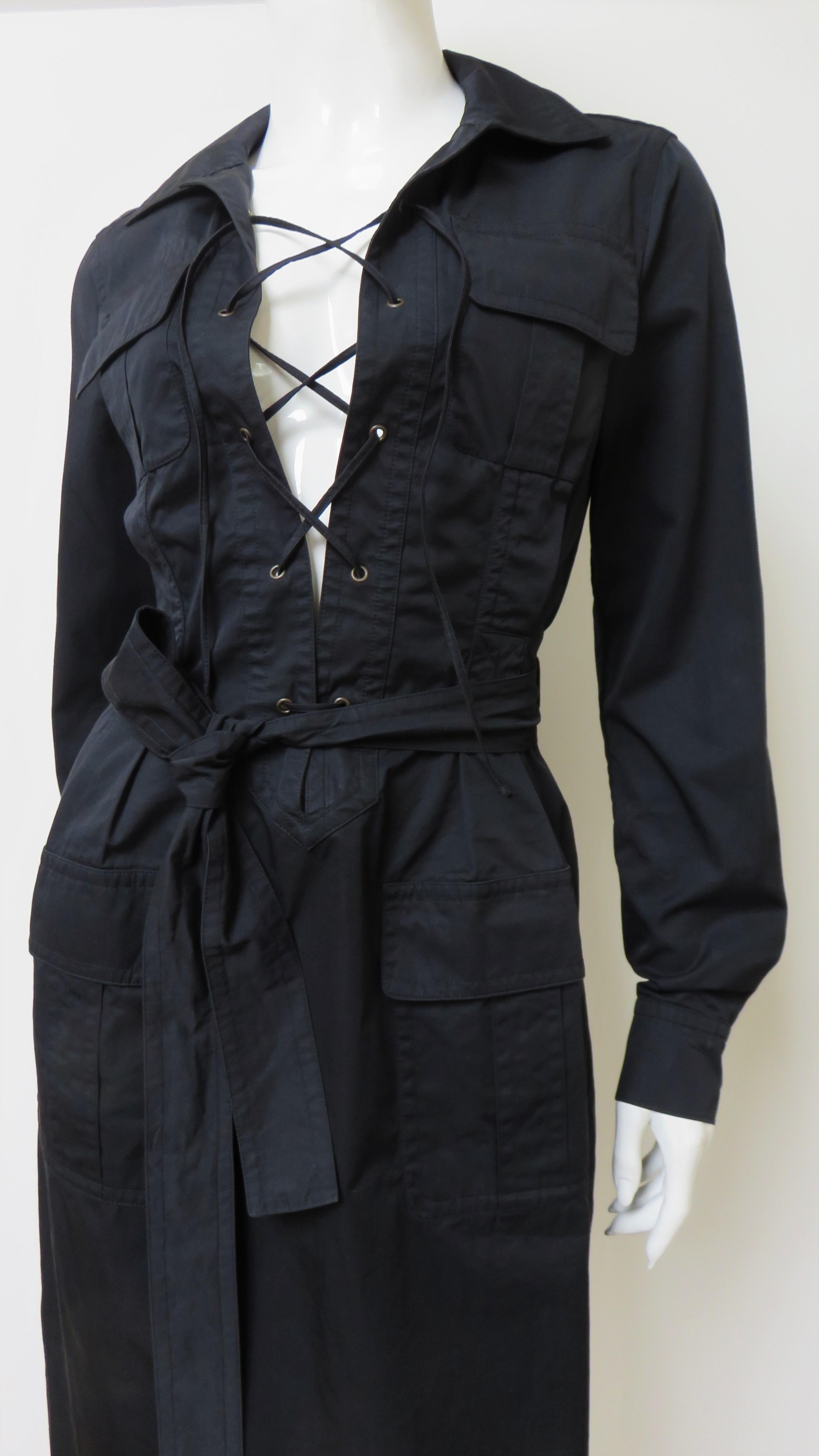 Yves St Laurent by Tom Ford Safari-Kleid mit Schnürung SS 2002 (Schwarz) im Angebot