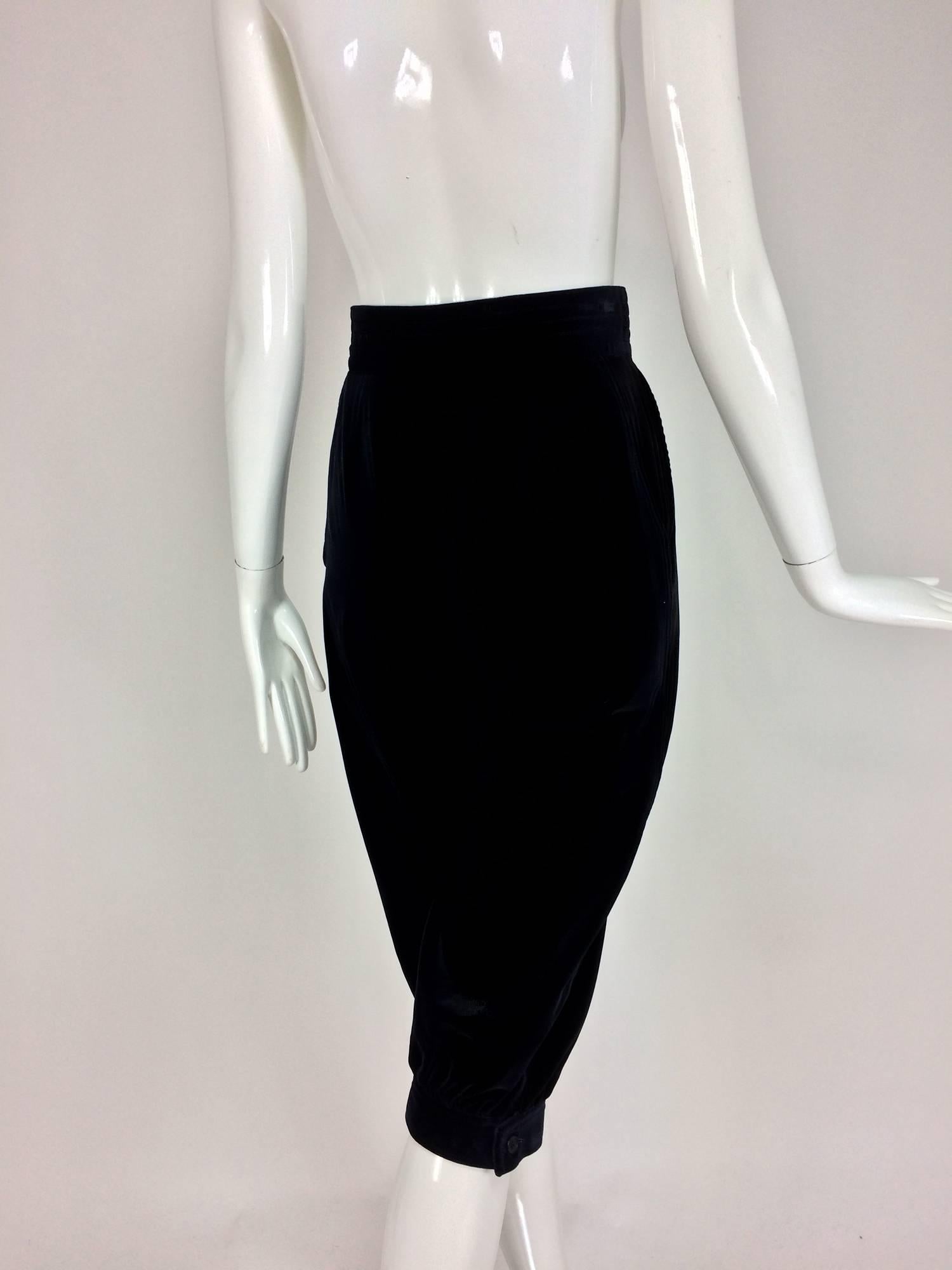 Noir Yves St Laurent - Knickers en velours bleu marine et noir:: années 1970