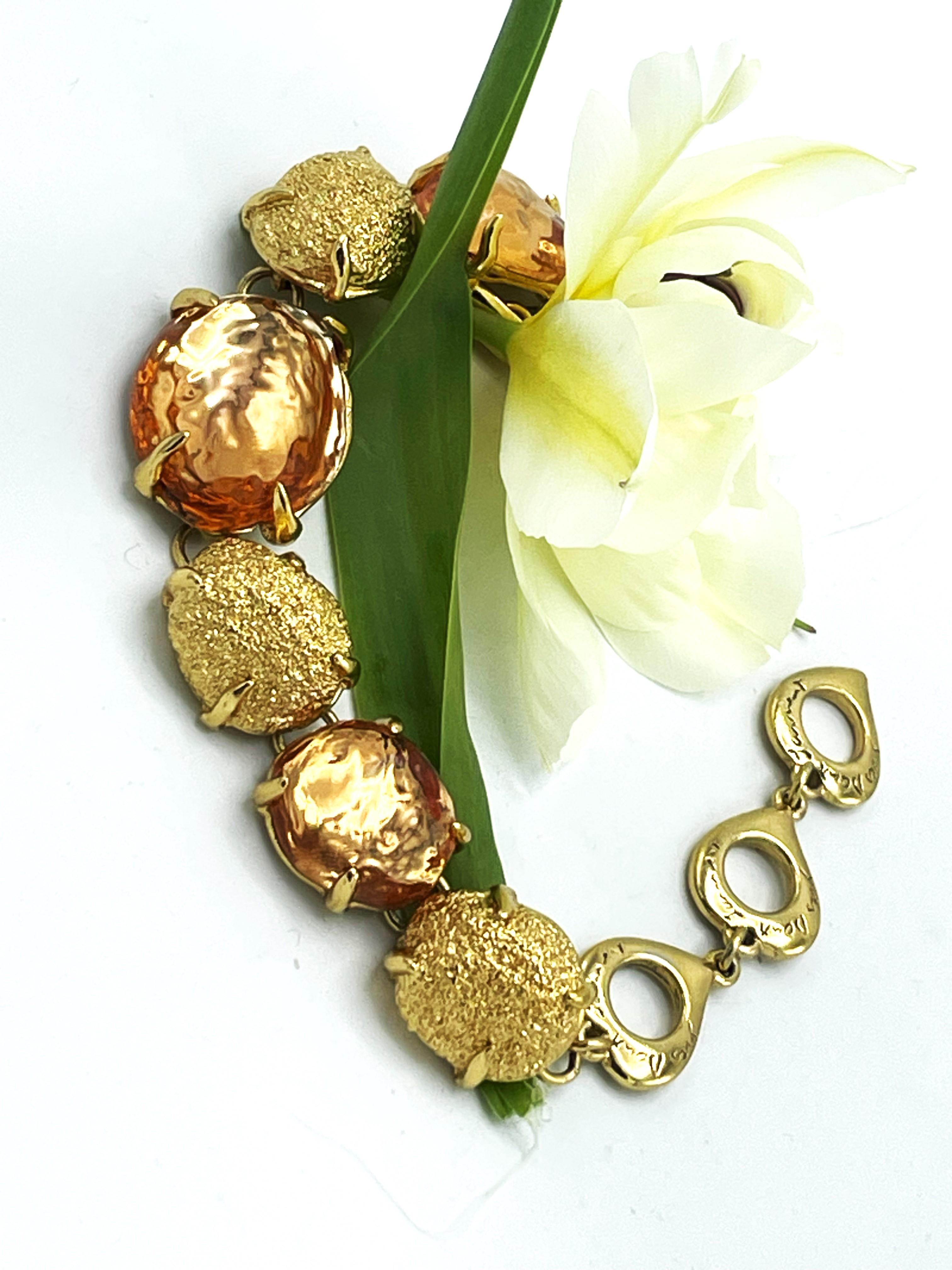 YVES ST. LAURENT PARIS, BRACELET, 3 orangefarbene Nuggets aus Harz und goldenem Ton  1