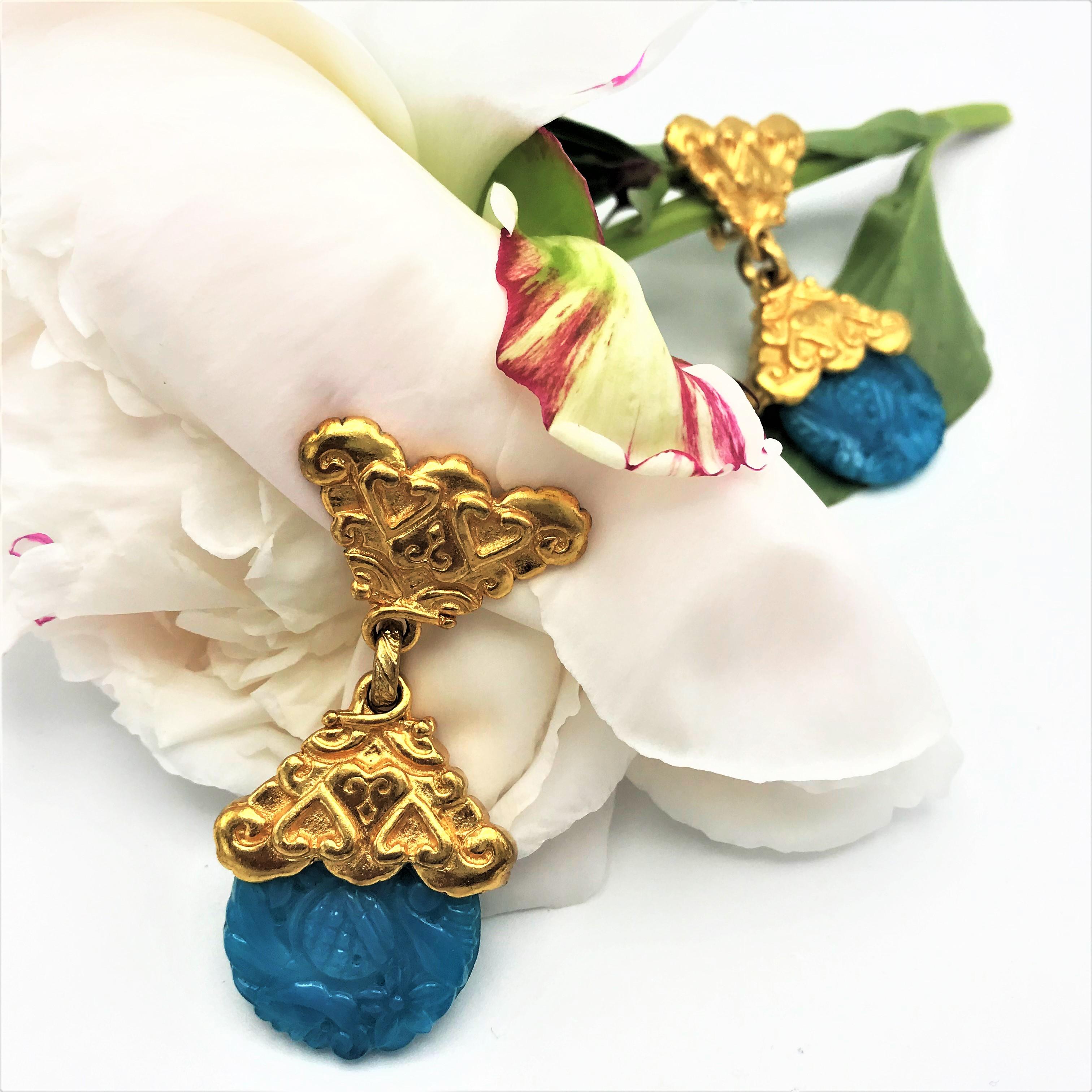 Artisan Yves St. Laurent Paris rive gauch ear clip turquoise Peking glass 1980s gold pla For Sale