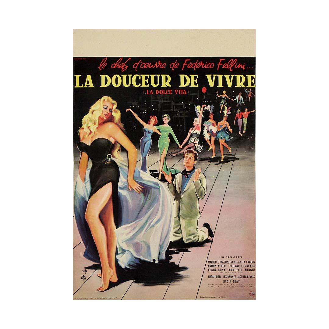 Kühn, glamourös und voller cineastischer Anziehungskraft ist dieses französische Originalplakat von 1960 für La Dolce VITA - umbenannt in La Douceur de Vivre - eine schillernde visuelle Hommage an einen der kultigsten Filme der Filmgeschichte.