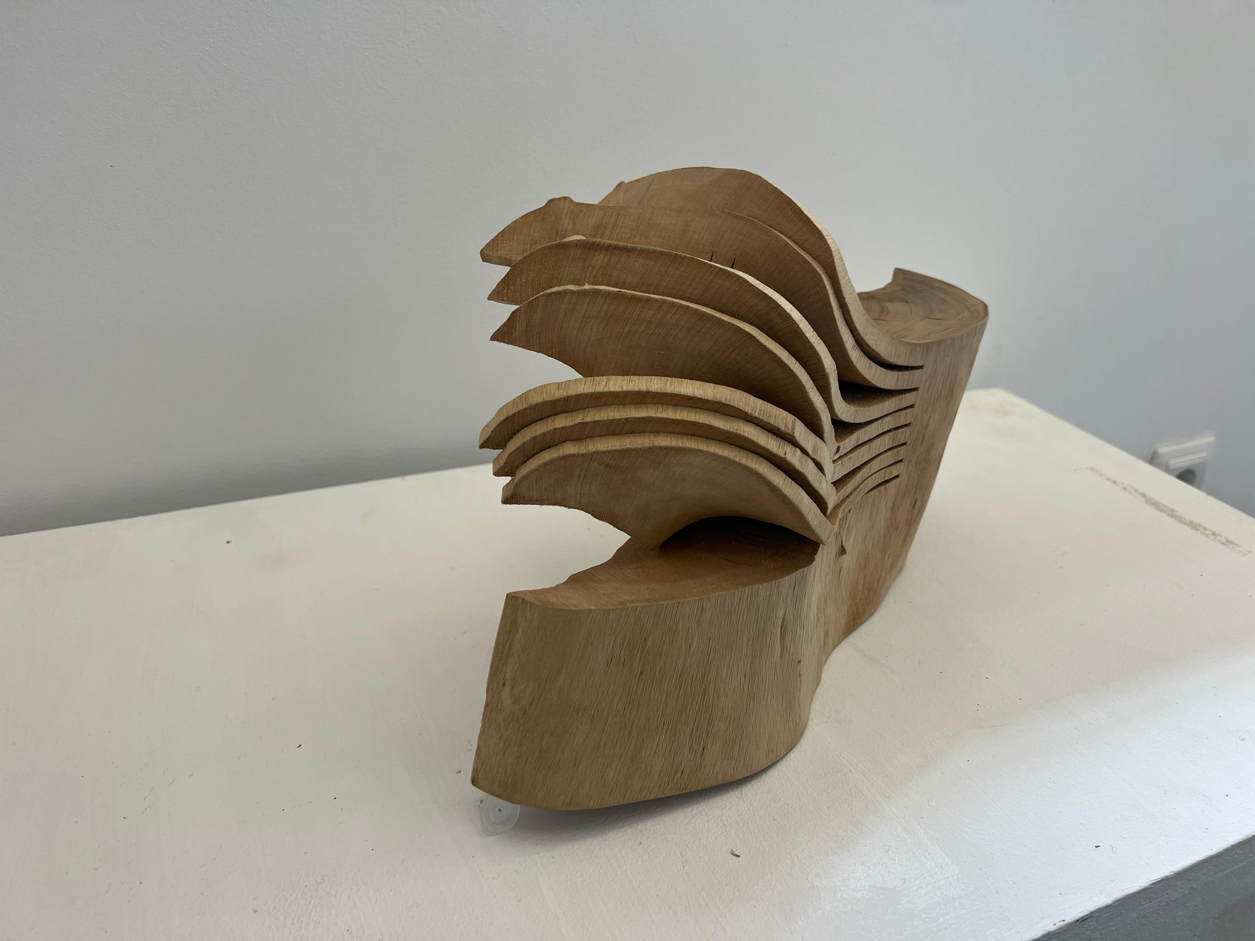 Sculpture constructiviste faite à la main, sabot d'animal, ondulations et ombres - Marron Figurative Sculpture par Yves Tylly