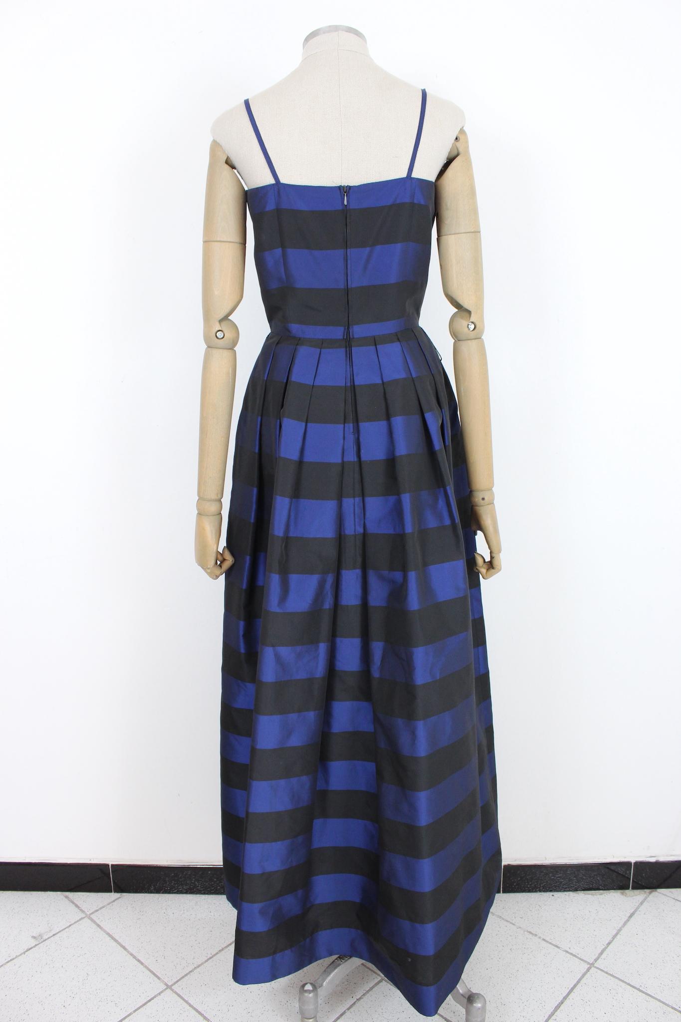 Yvette Paris long evening dress from the 70s. Striped blue and black color, long princely model. Her dress has a fitted bodice with minimal straps, while the skirt is very voluminous with petticoat. Made in France.

Size 42 It 8 Us 10