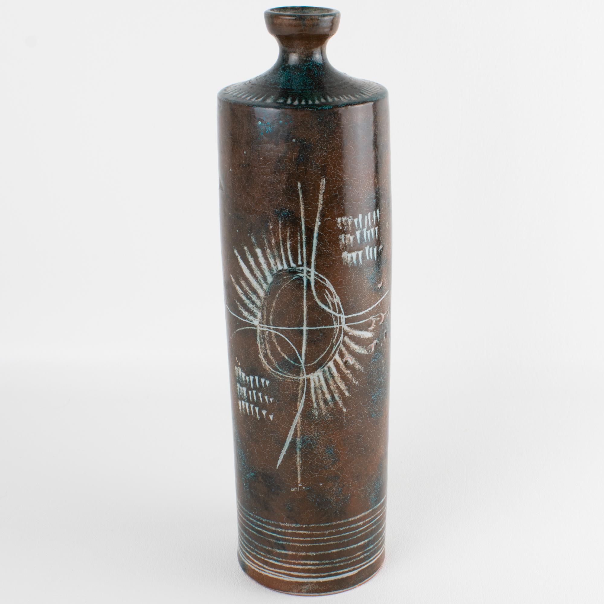 Questo eccezionale vaso in ceramica a forma di bottiglia, realizzato intorno al 1950, è stato disegnato dal famoso ceramista francese Yvon Roy per Atelier d'Art Montgolfier a Durtal, Anjou, Francia.
Realizzato in terracotta smaltata in marrone con