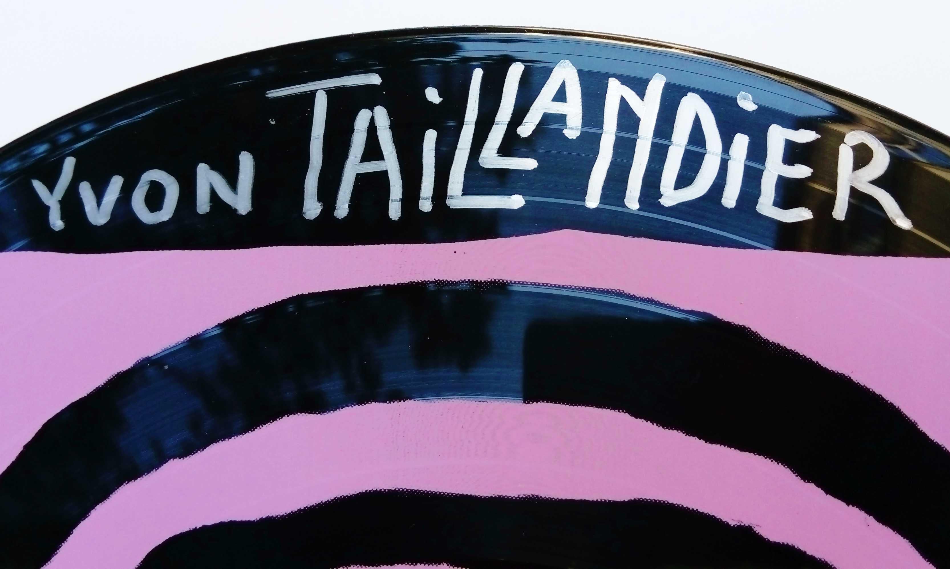 Magnifique sérigraphie sur vinyle  d'Yvon Taillandier, génie de la création, comme son monde imaginaire peuplé de personnages à l'anatomie folle.



disque vinyle 33 tours double face

Sérigraphie sur vinyle

Diamètre : 30 cm 

Œuvre signée au